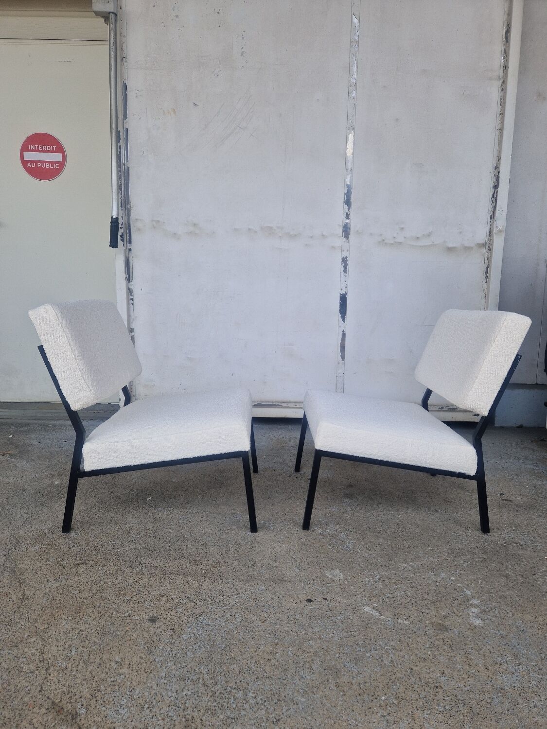 Paire de Fauteuils Fireside en métal et tissus bouclette par Pierre Guariche pour Airborne, 1960