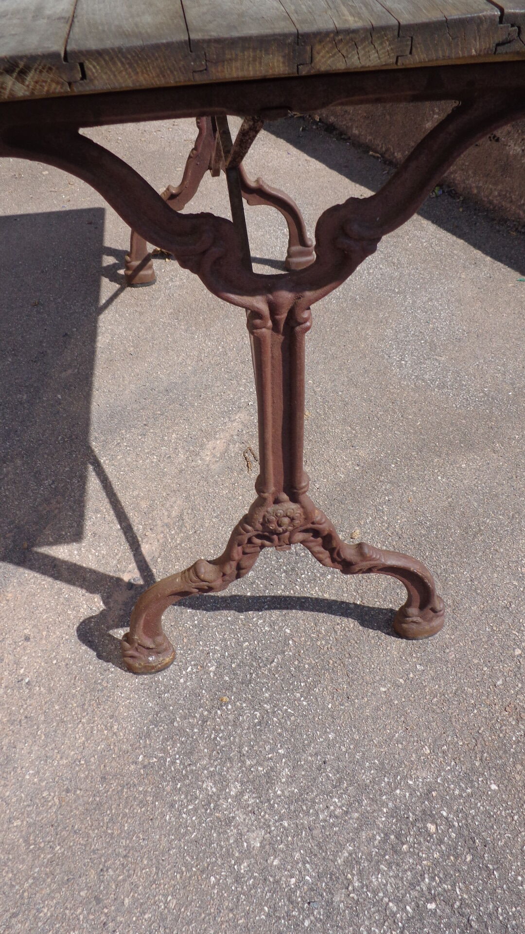 Bistro table, cast iron legs