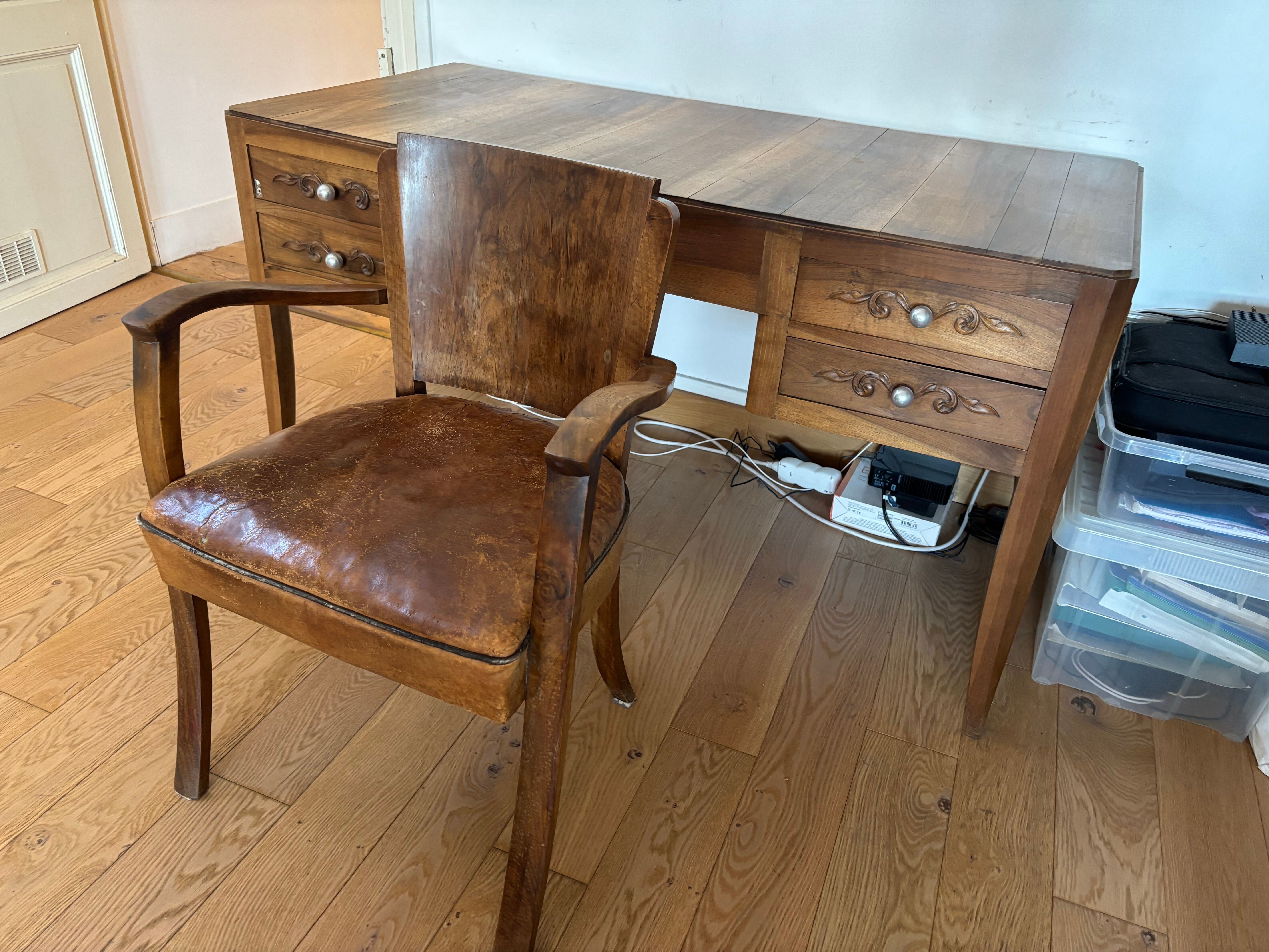 Bureau et fauteuil