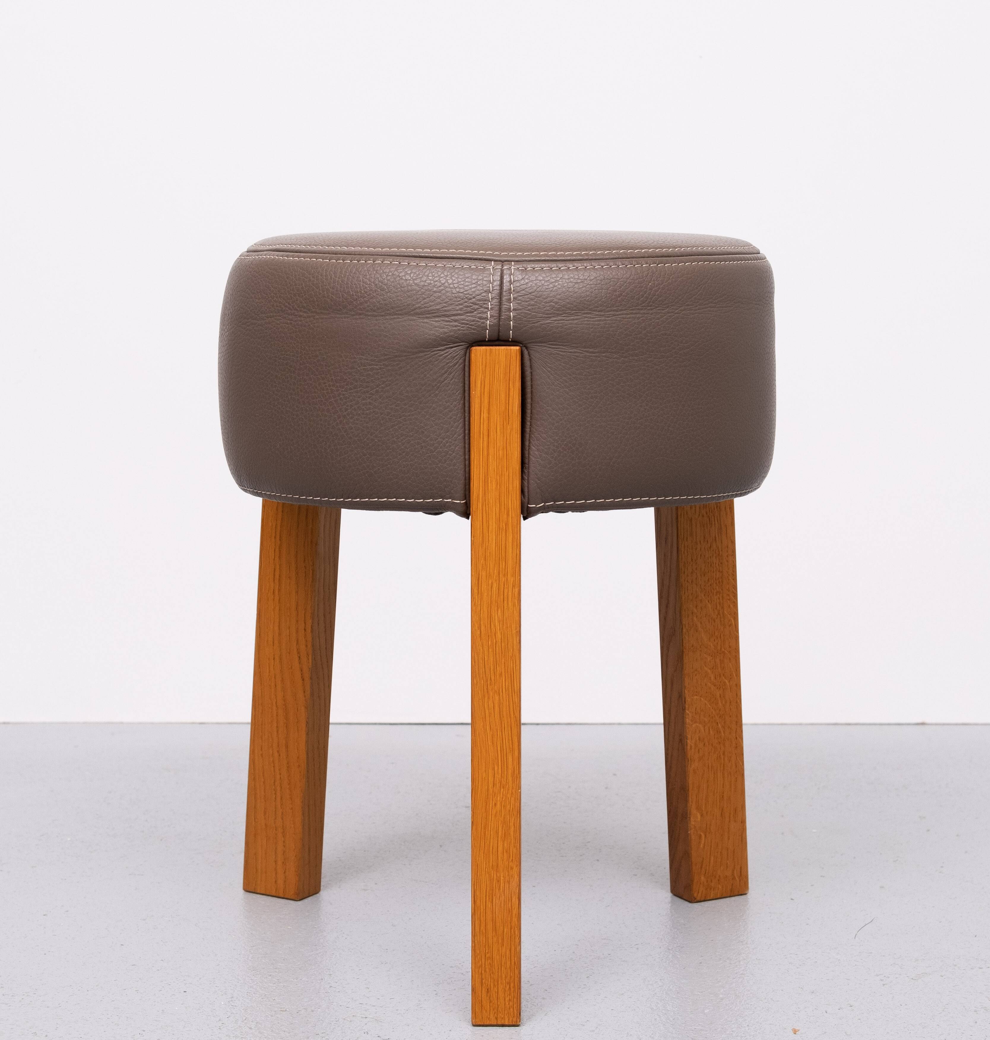 Top quality Leather Pouf 3 Oak legs 1990s
