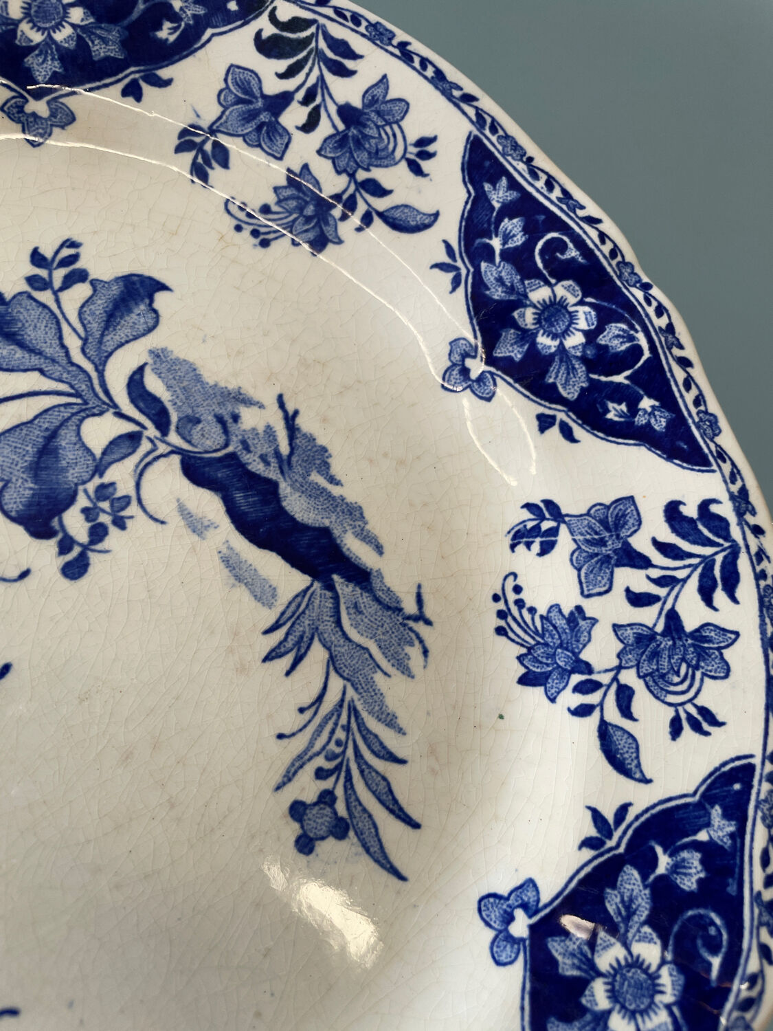 Set of 7 flat plates in Gien earthenware, Delft décor