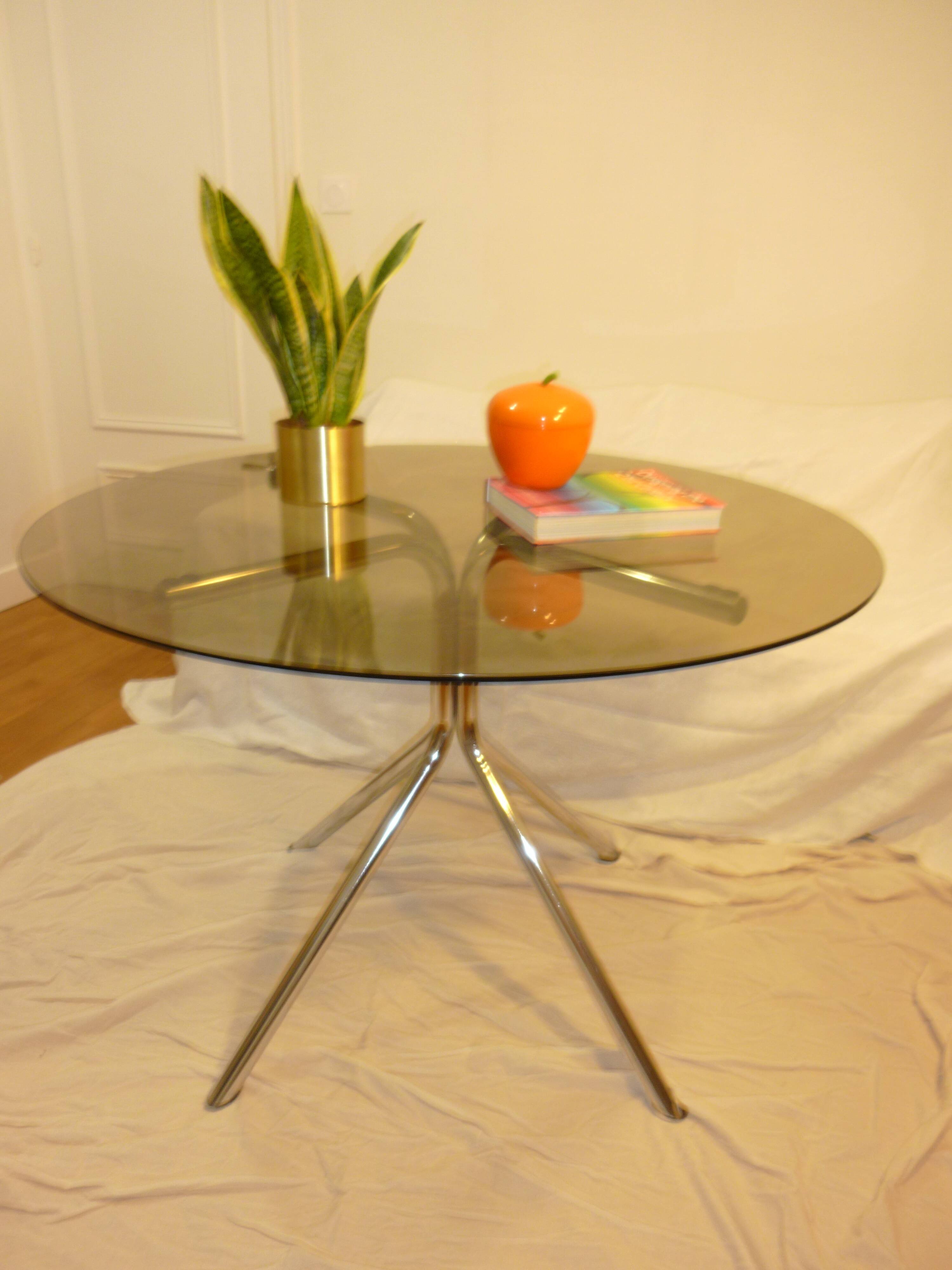 Table vintage 70 en verre légèrement fumé pieds chromés