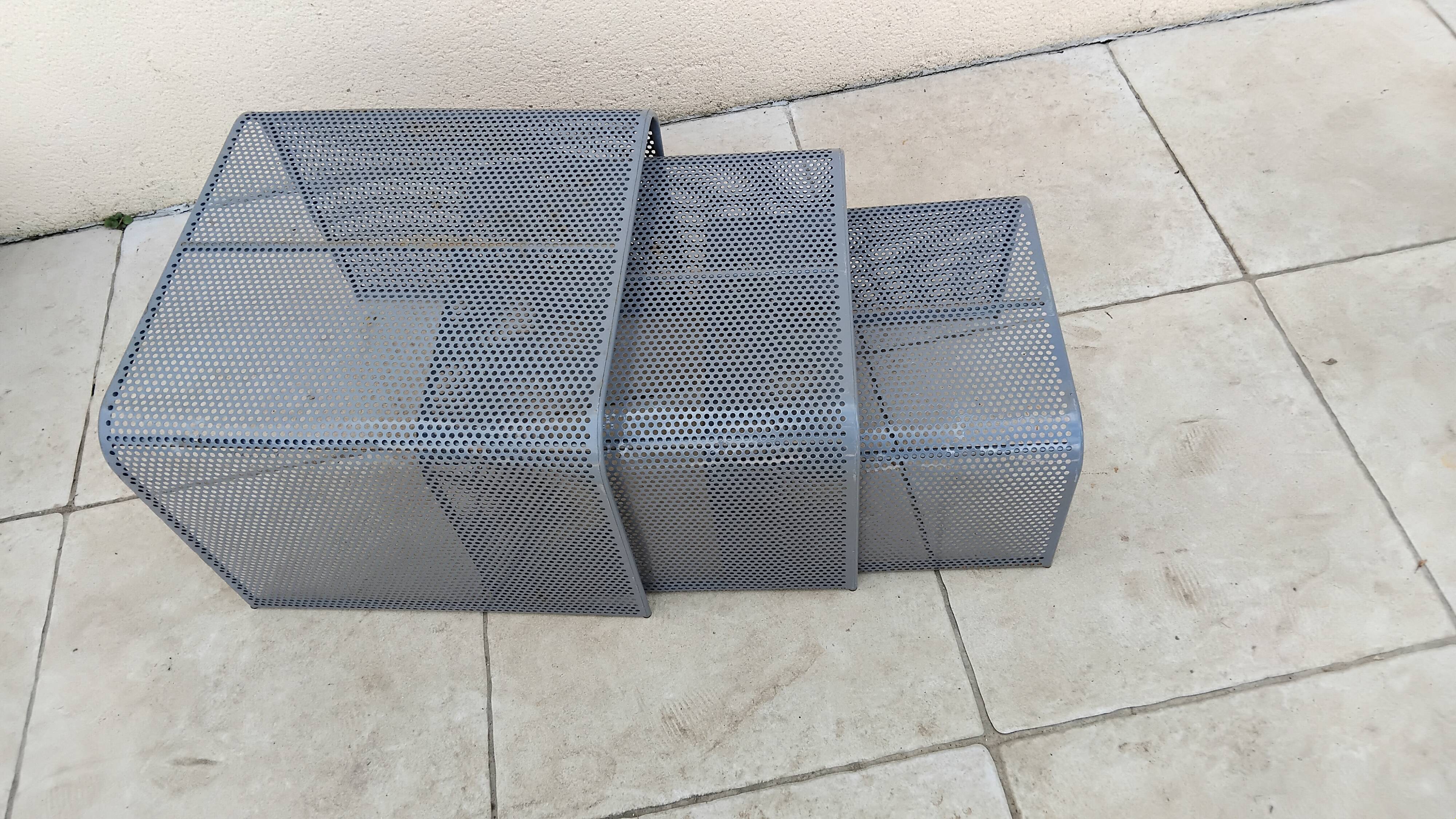 Table gigogne vintage métal perforé design