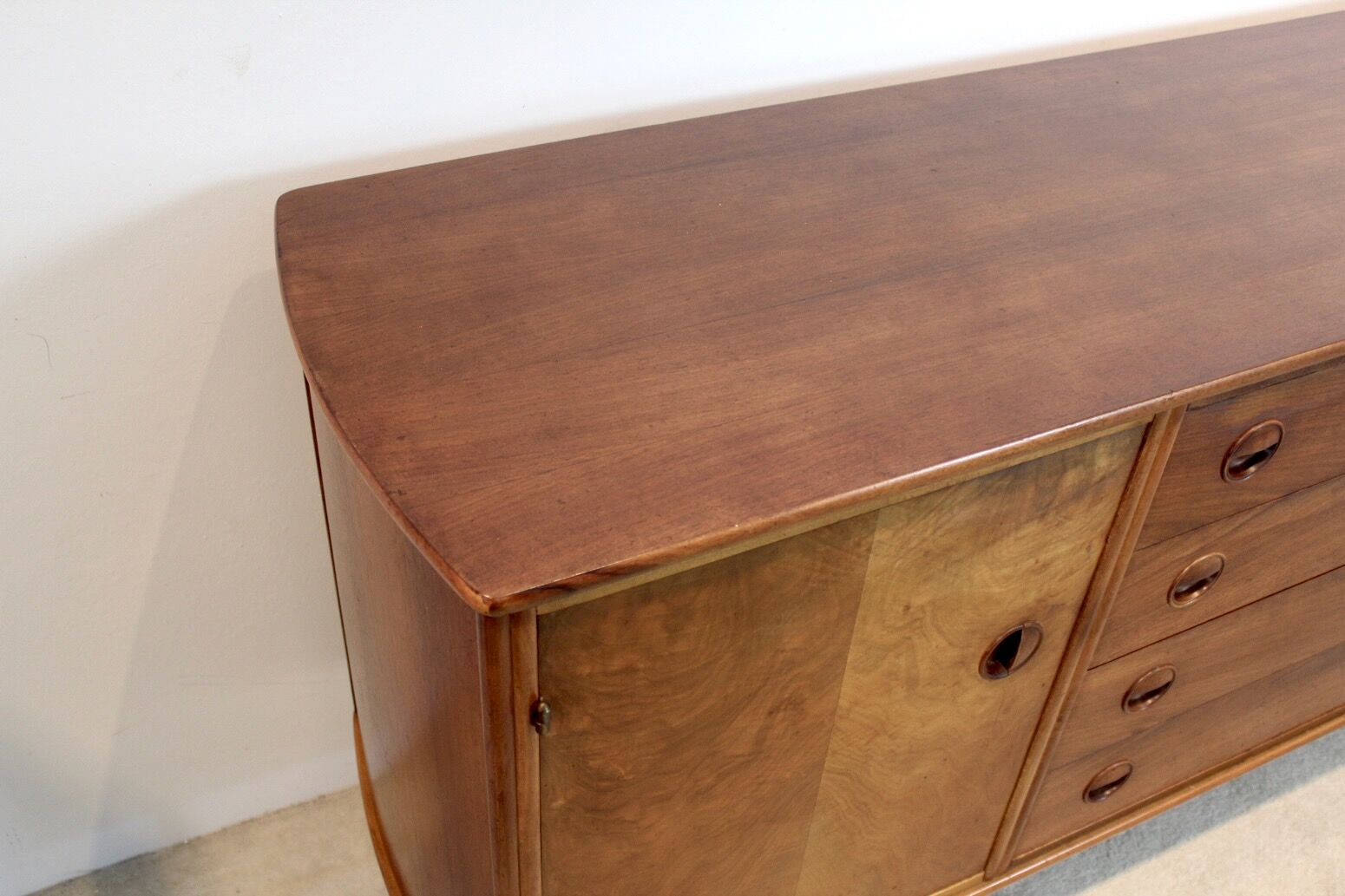 Enfilde en noyer et laiton par William Watting pour Fristho