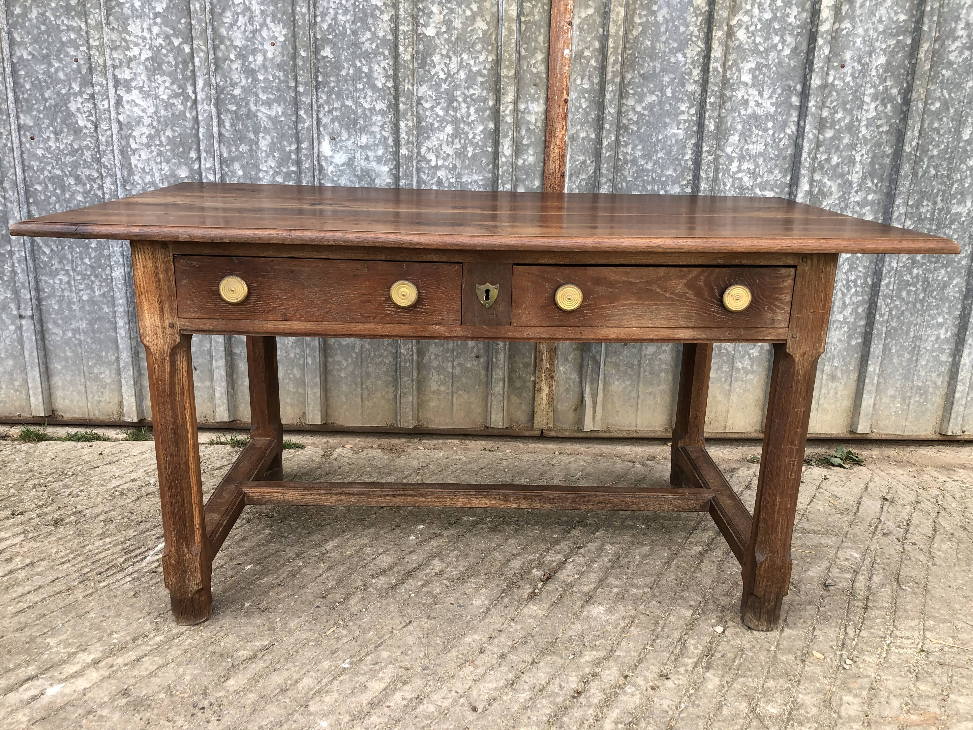 Table ancienne à barre à chat en chêne massif avec 2 tiroirs de face.