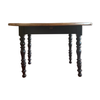 Table en bois repeinte
