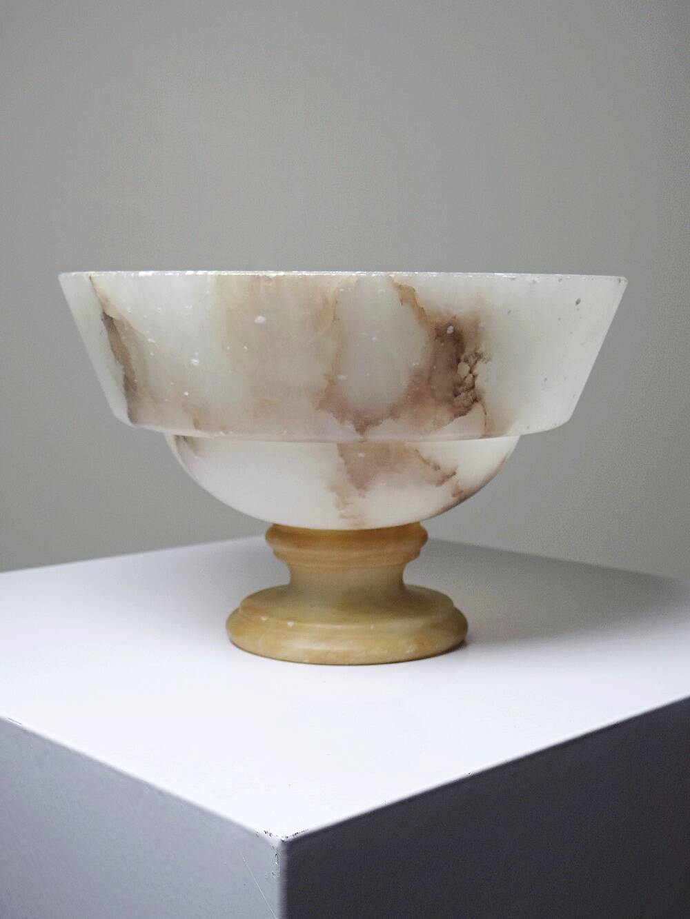 Vintage Italian alabaster footed bowl in white and beige, 1960s.