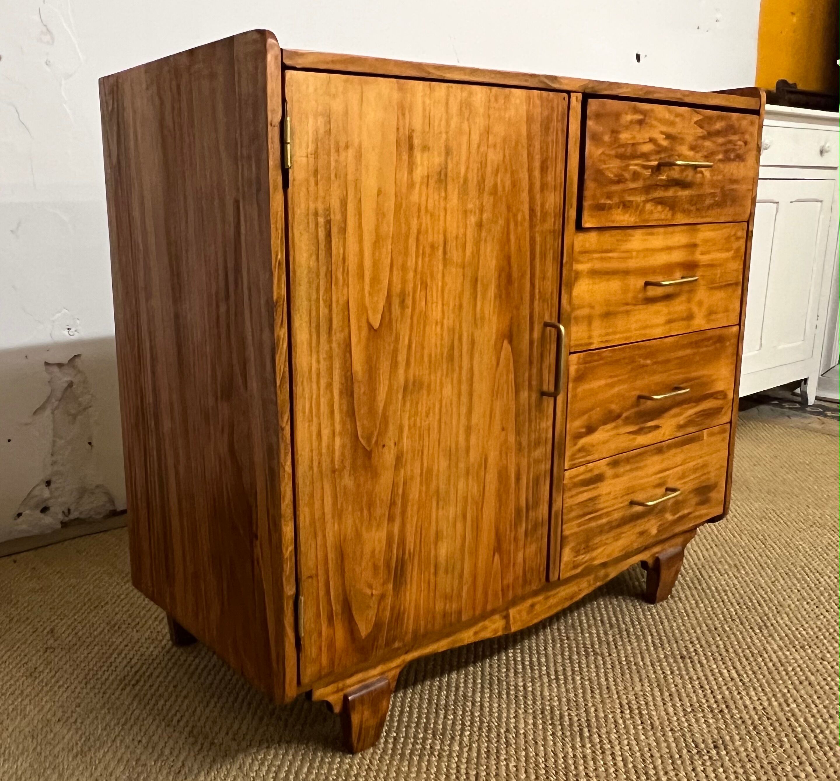 Small storage cabinet / chest of drawers