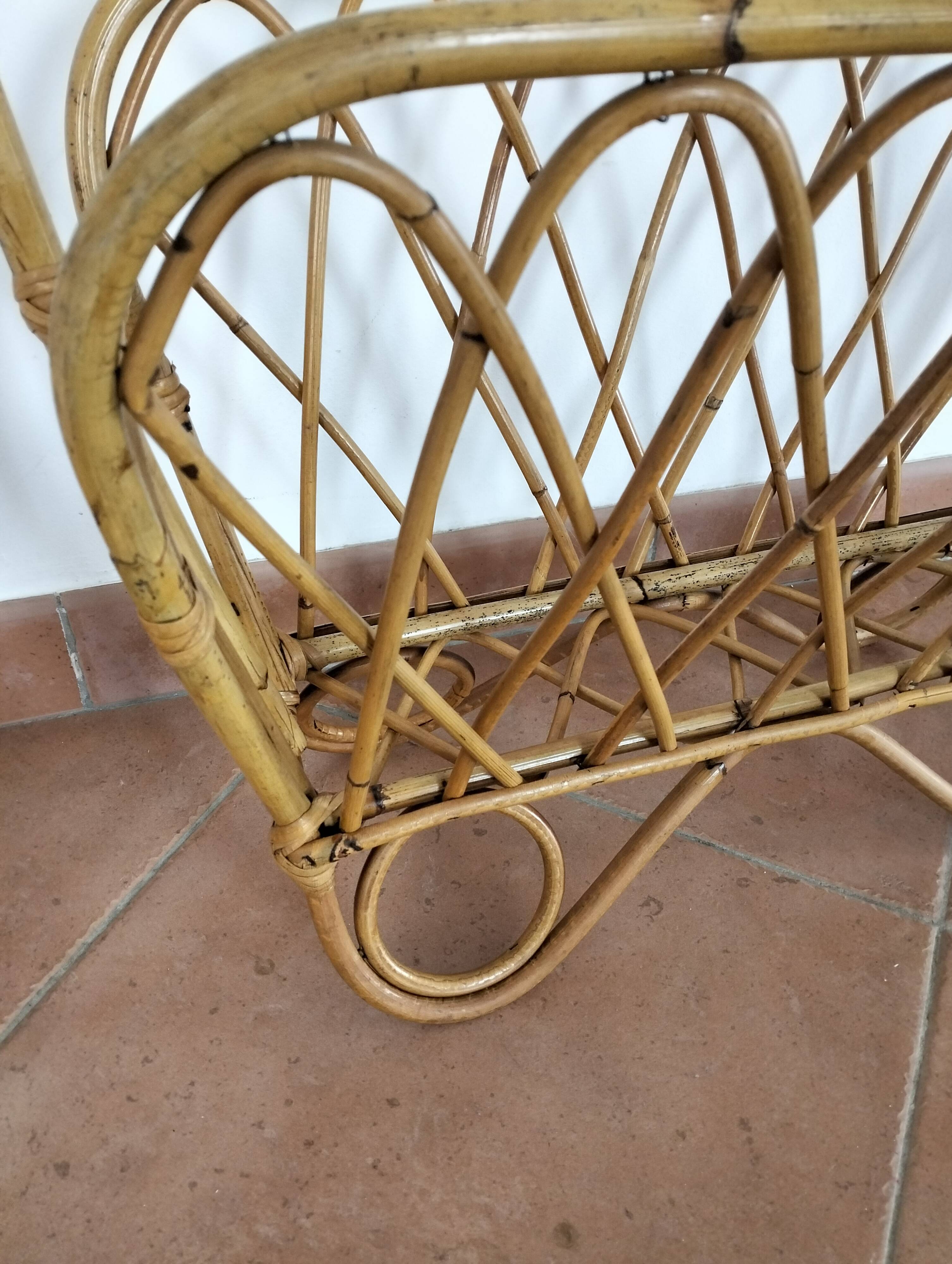 Porte-revues en rotin