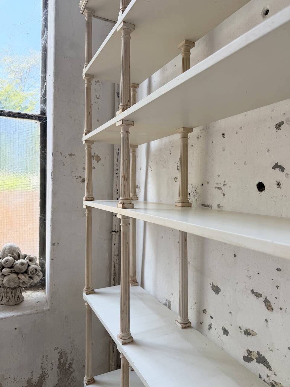 Bibliothèque, étagère XL Napoléon en bois patiné blanc