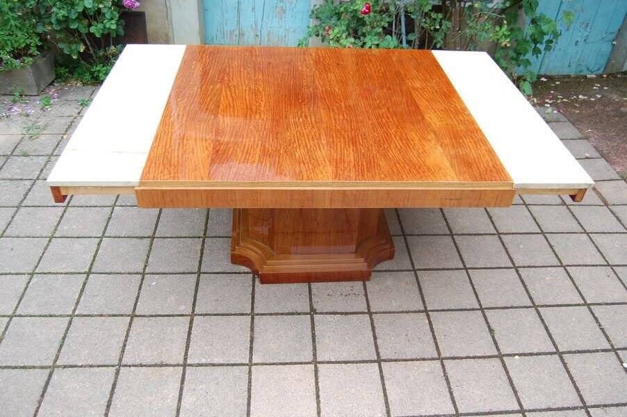 Art Deco table in moiré mahogany from the 1930s.