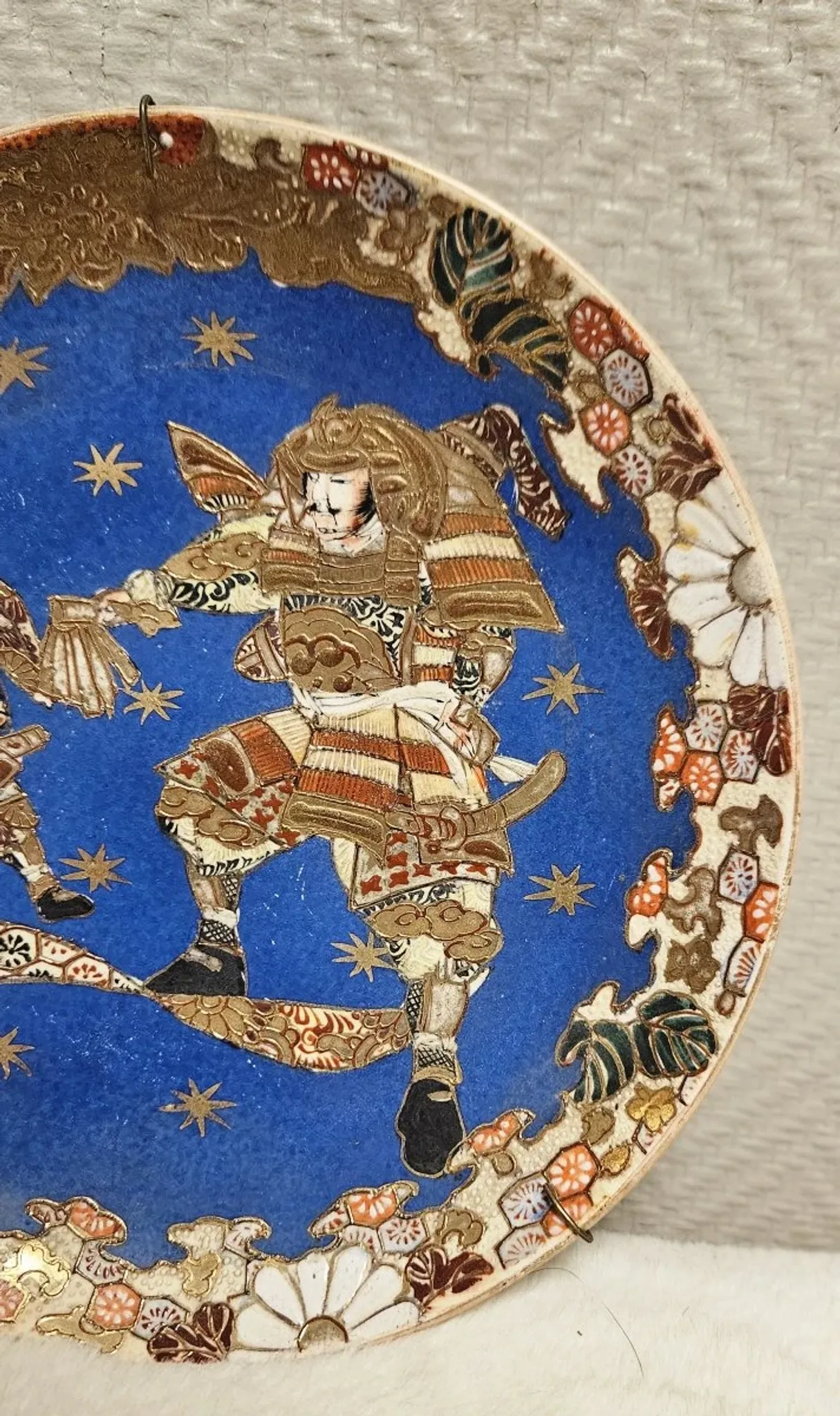 Ancient Japanese plate decorated with samurai – Imari / Satsuma, 19th century