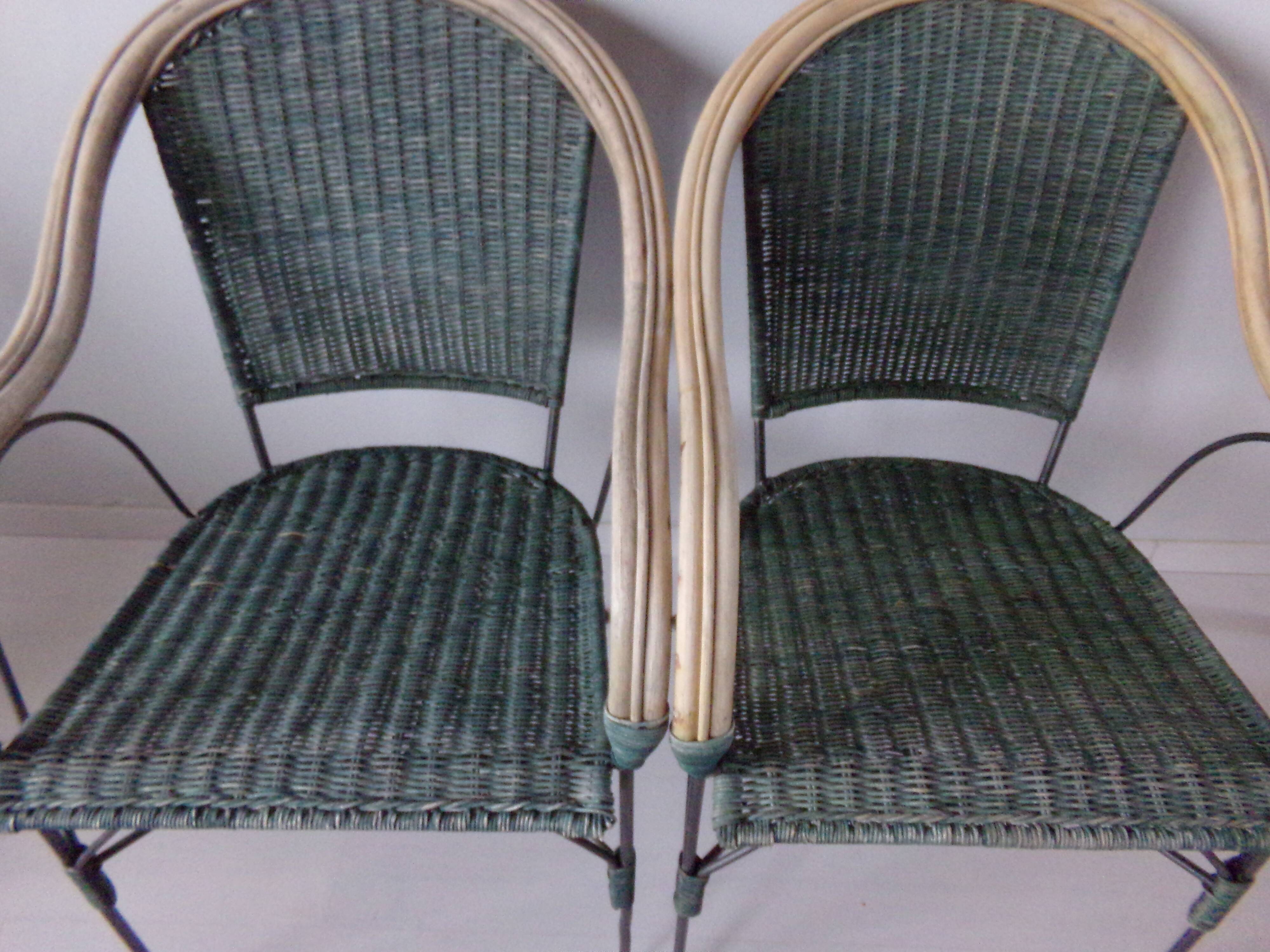 Duo de fauteuils anciens en fer forgé et osier