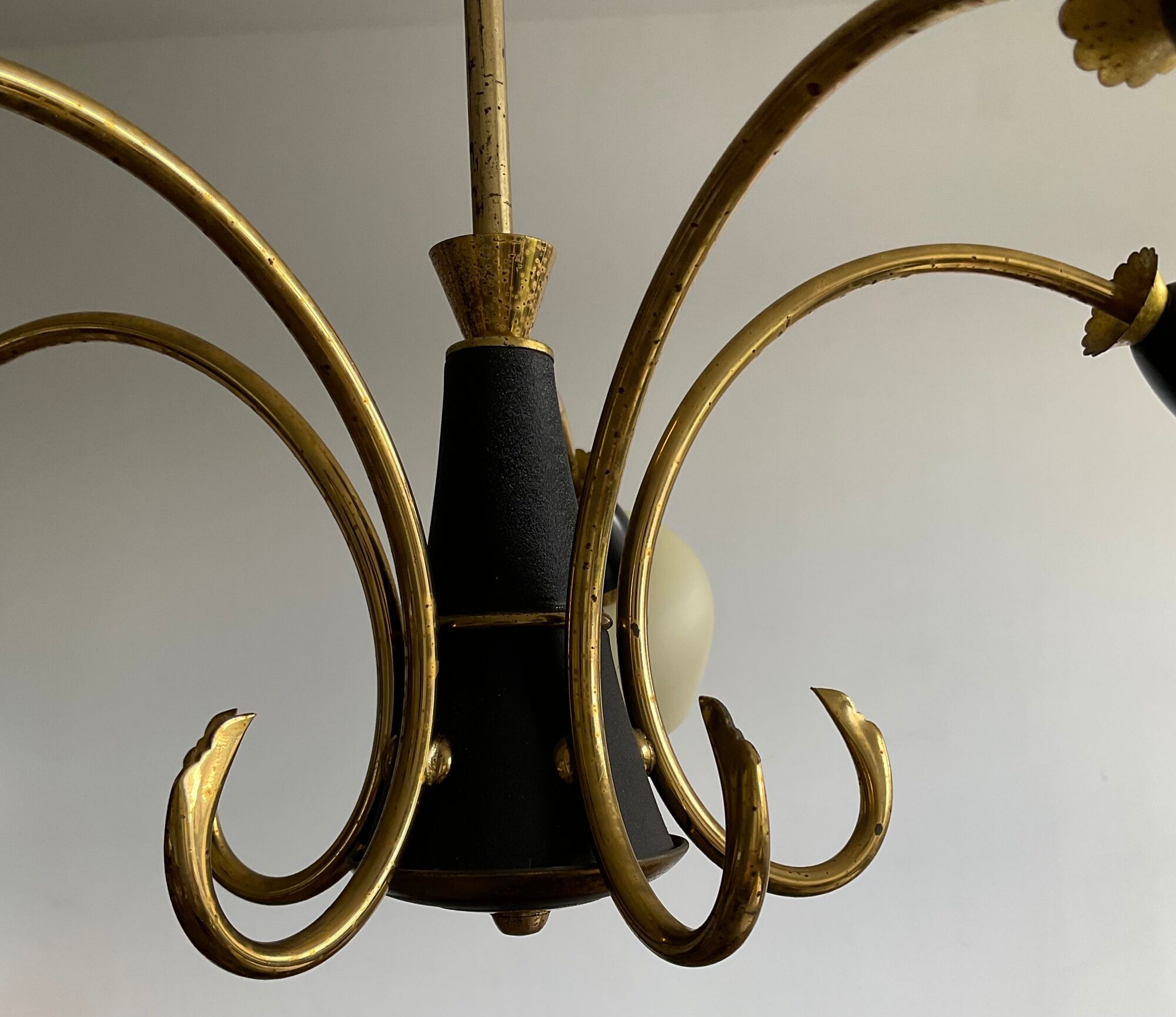 Art deco chandelier 6fires in brass, black metal and opaline