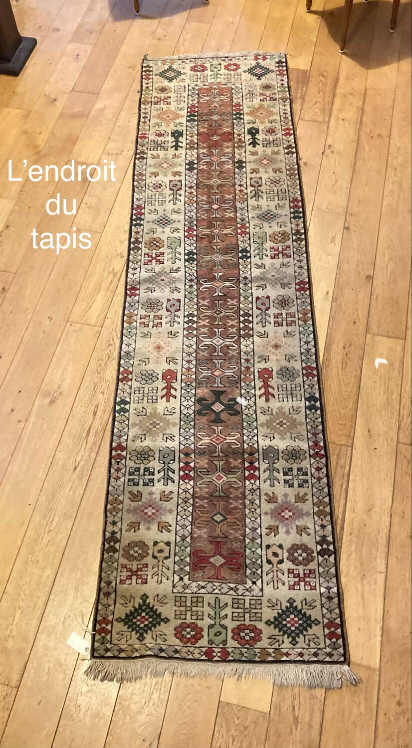 Hand-knotted oriental rug made of pure wool.