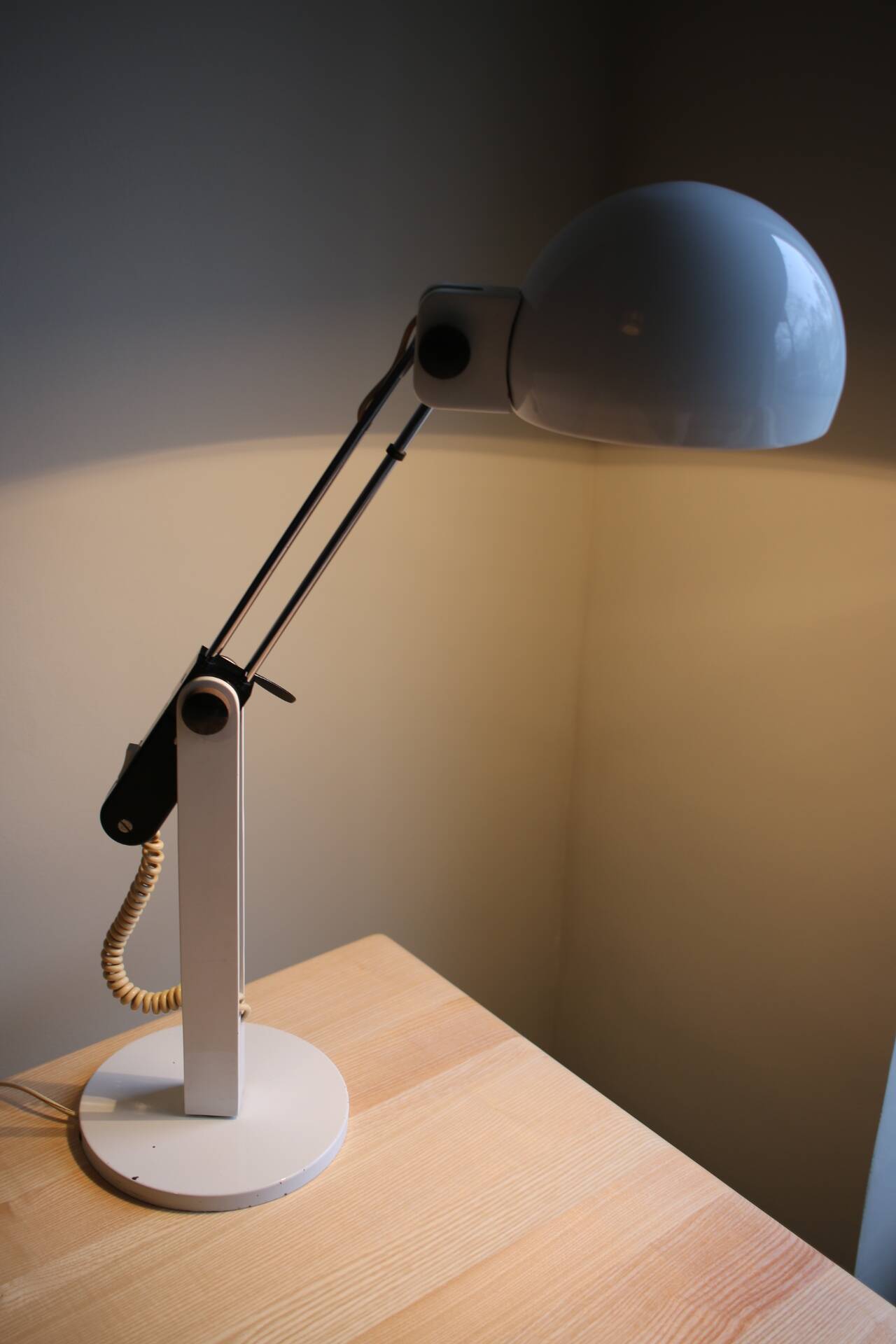 Lampe de bureau pivotante par Miguel Milá, années 1970