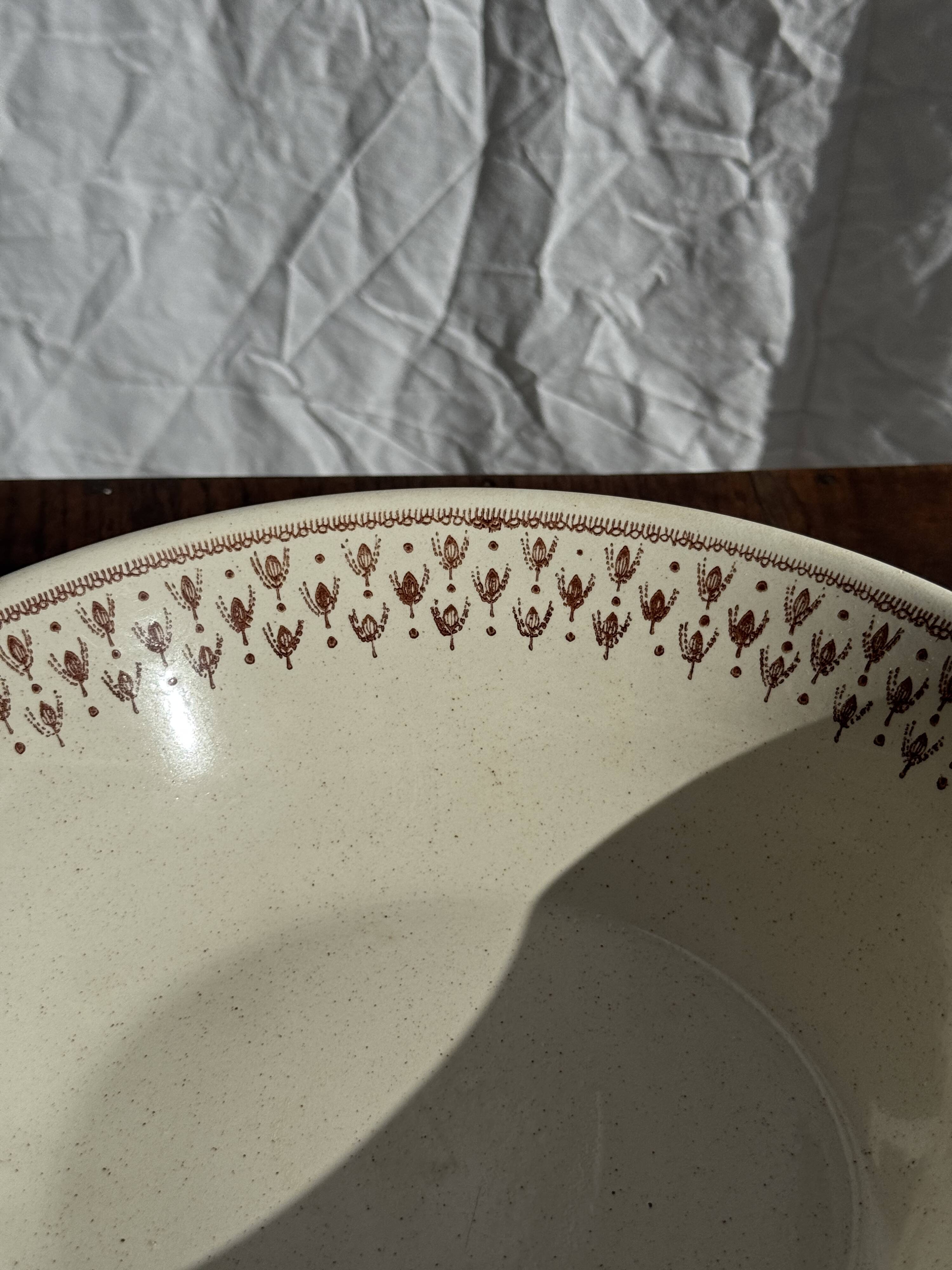 Set of a salad bowl and a vintage brown circular dish D28.