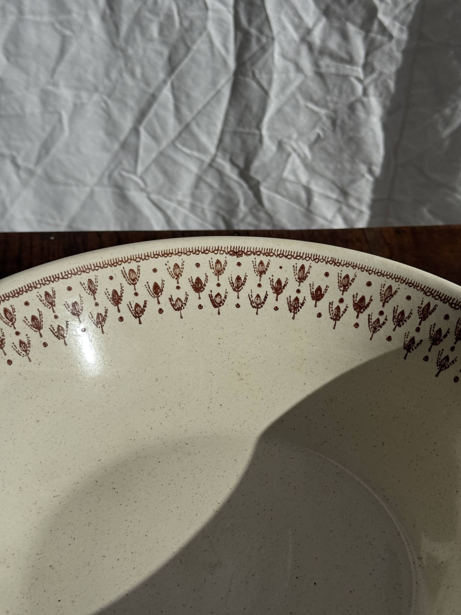 Lot d'un saladier et un plat circulaire frise marron vintage D28