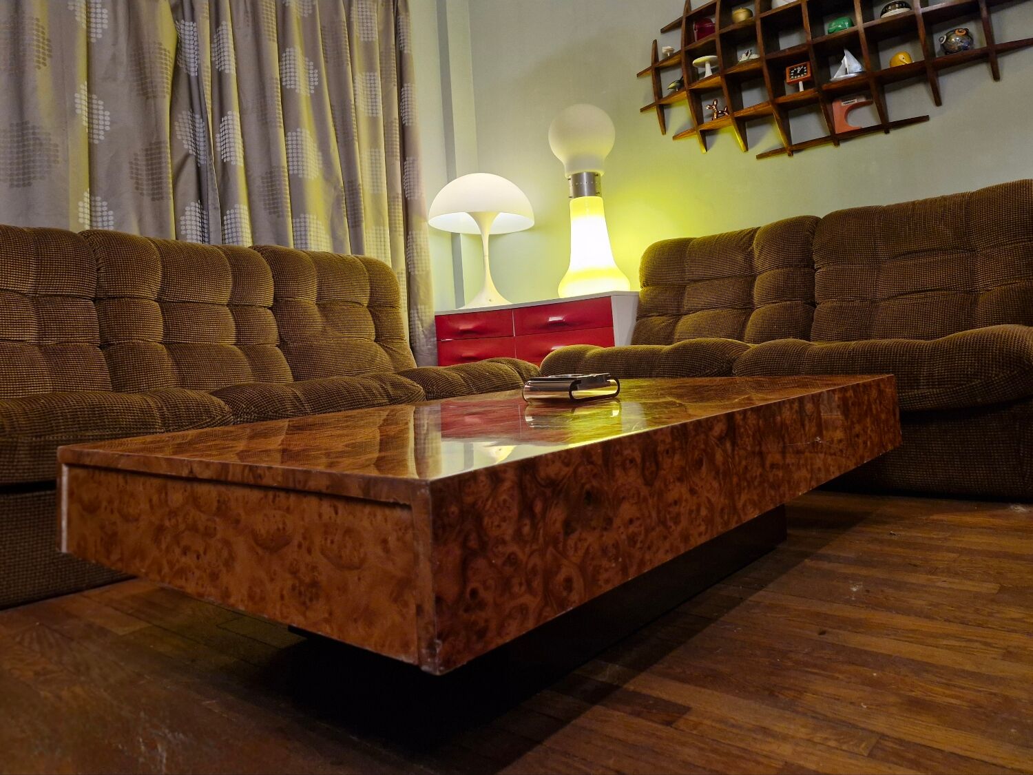 Italian design coffee table in burl wood by Roche Bobois, 1970s.