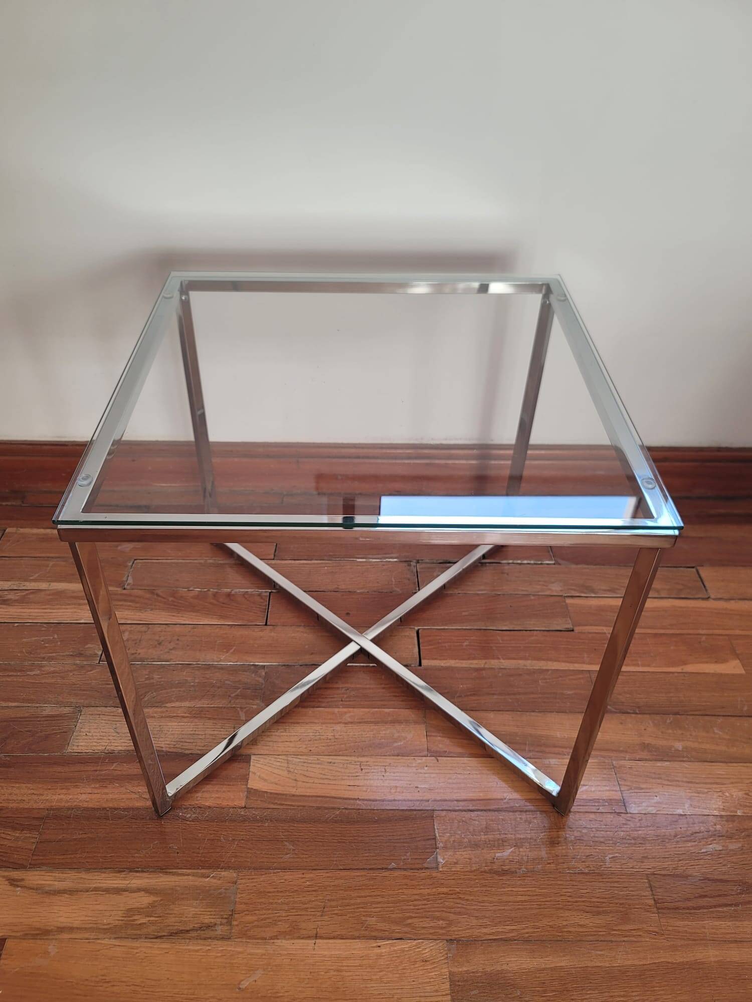 Table basse vintage en verre et pieds chromés – style 70's