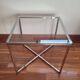 Table basse vintage en verre et pieds chromés – style 70's