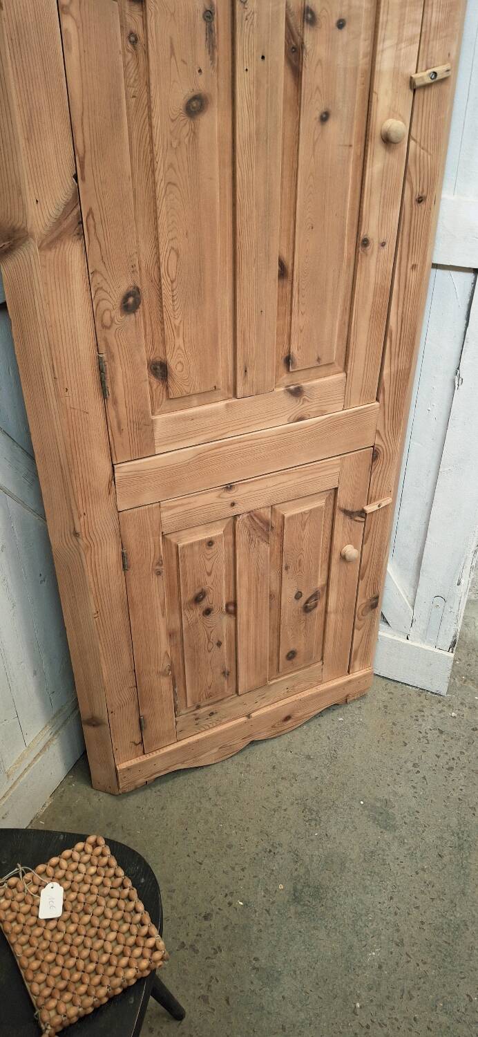 Armoire d'angle ancienne