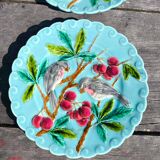 4 anciennes assiettes en barbotine décor oiseaux en faïence de Sarreguemines