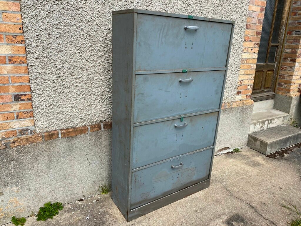 Meuble de rangement à 4 portes clapets pivotants casier industriel métal marque années 1950