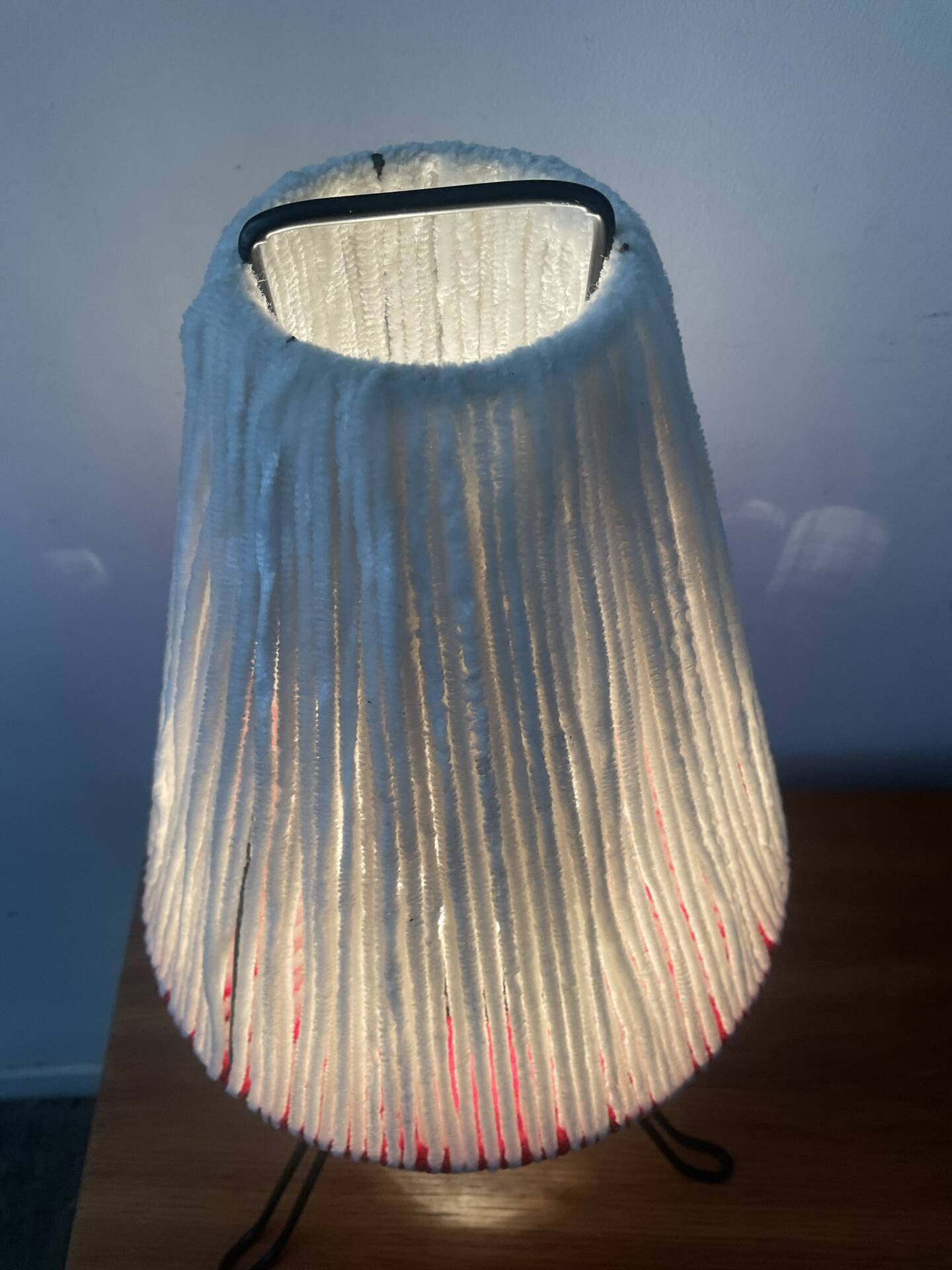 Lampe tripode en métal et laine années 50