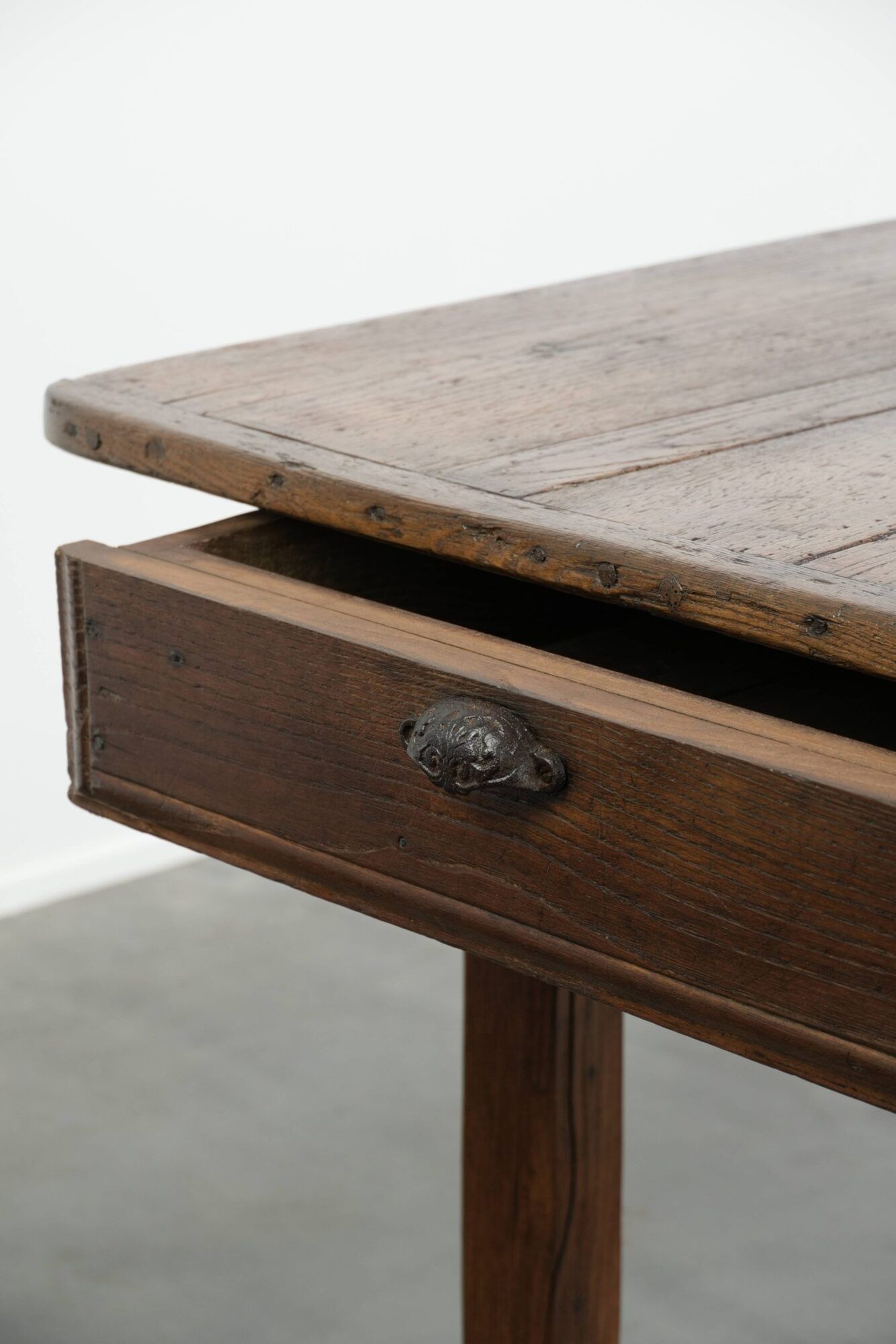 Antique oak dining table from the 18th century for 6 to 8 people