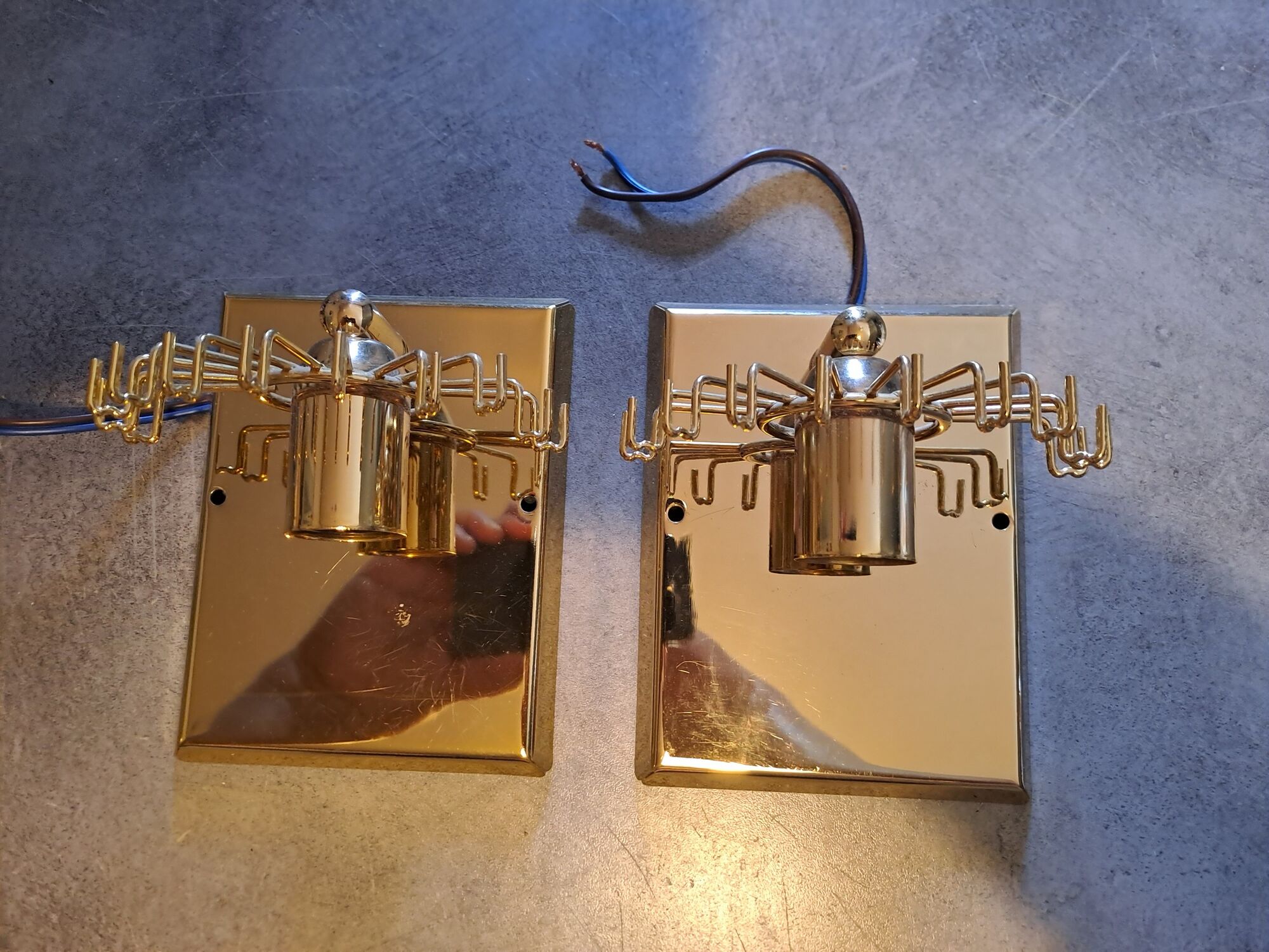 Pair of wall lights with hanging glass pendants in gold color