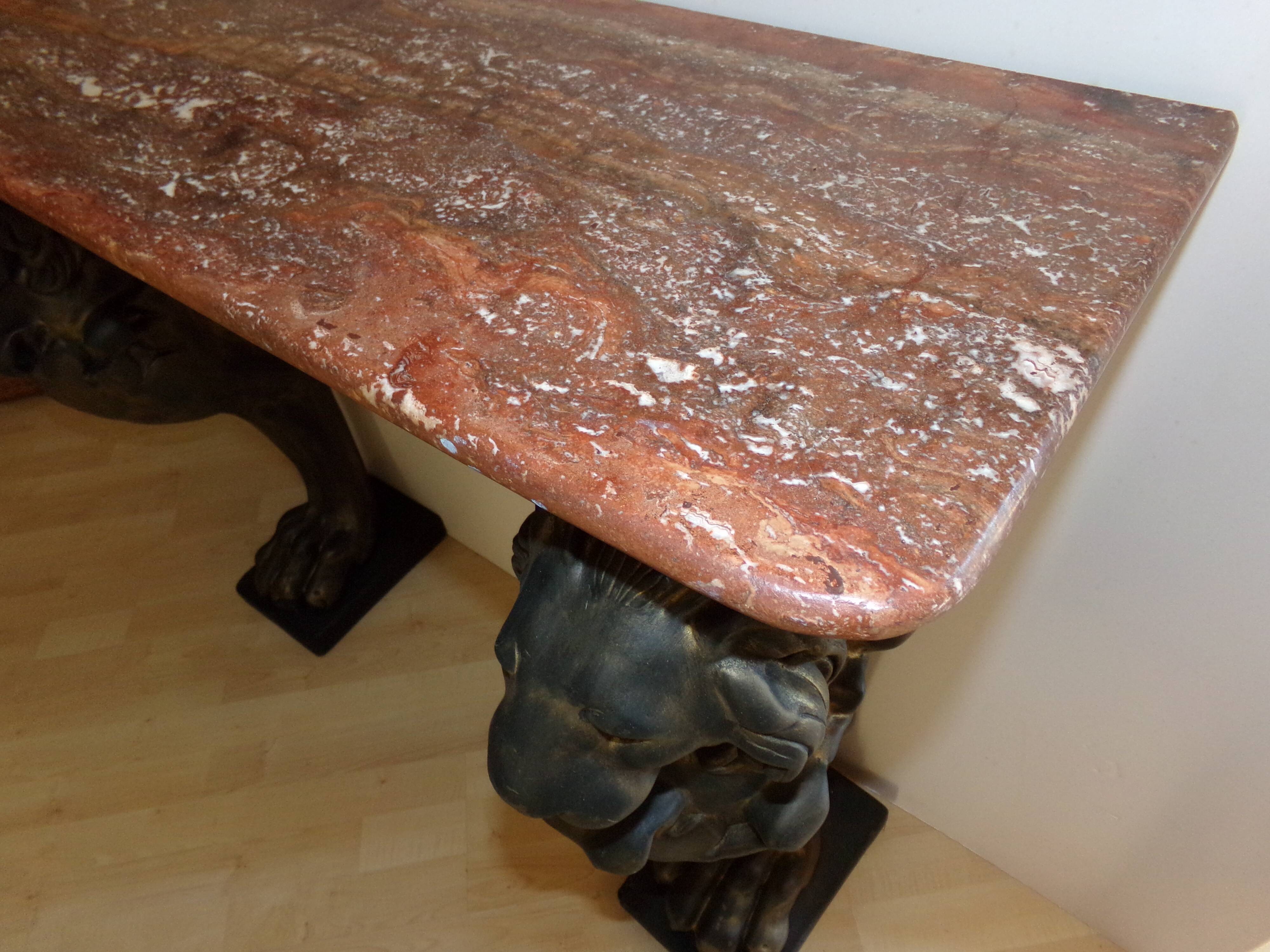 Console en marbre sur pieds lions