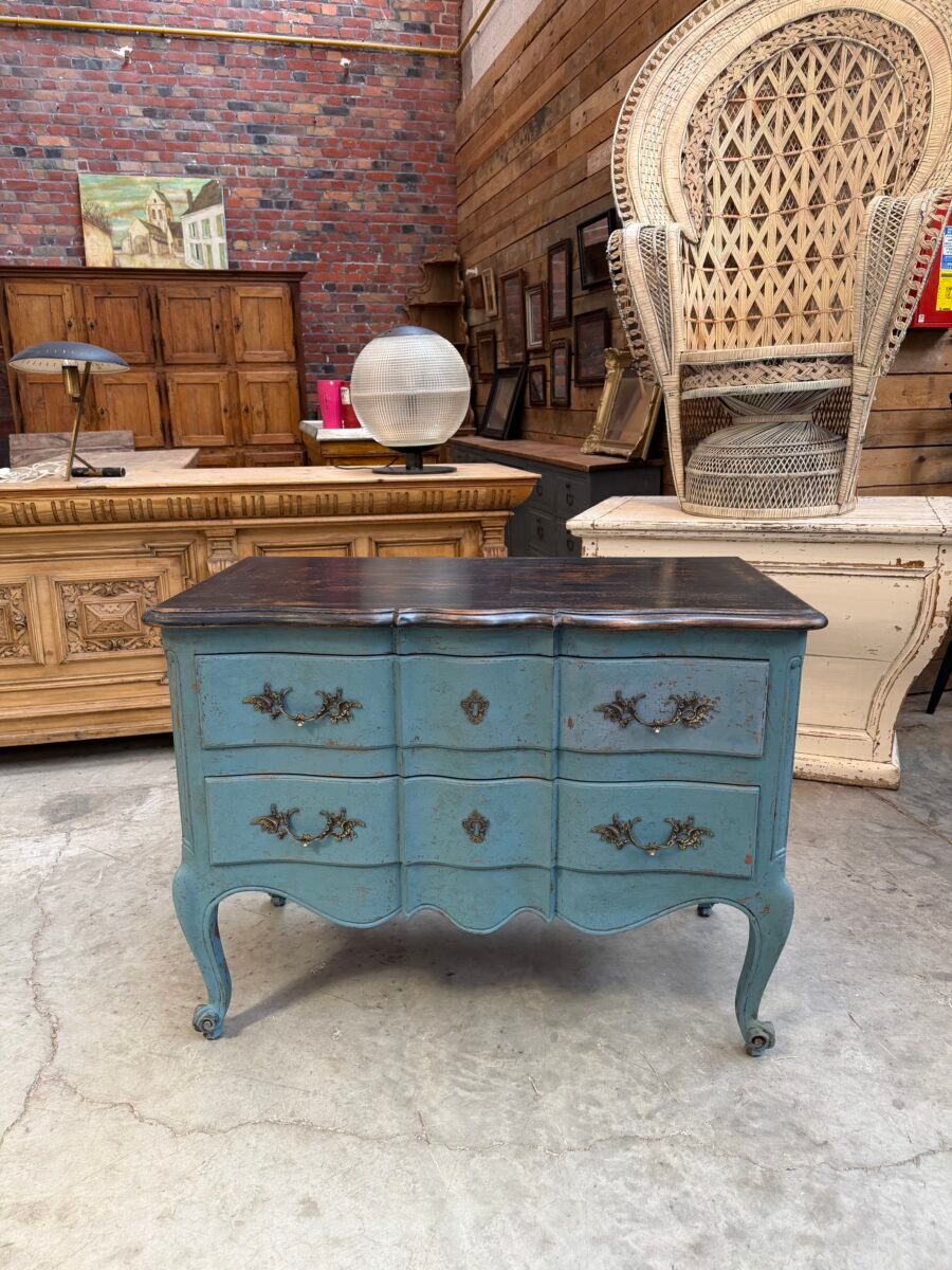 Commode de style Louis XV en noyer