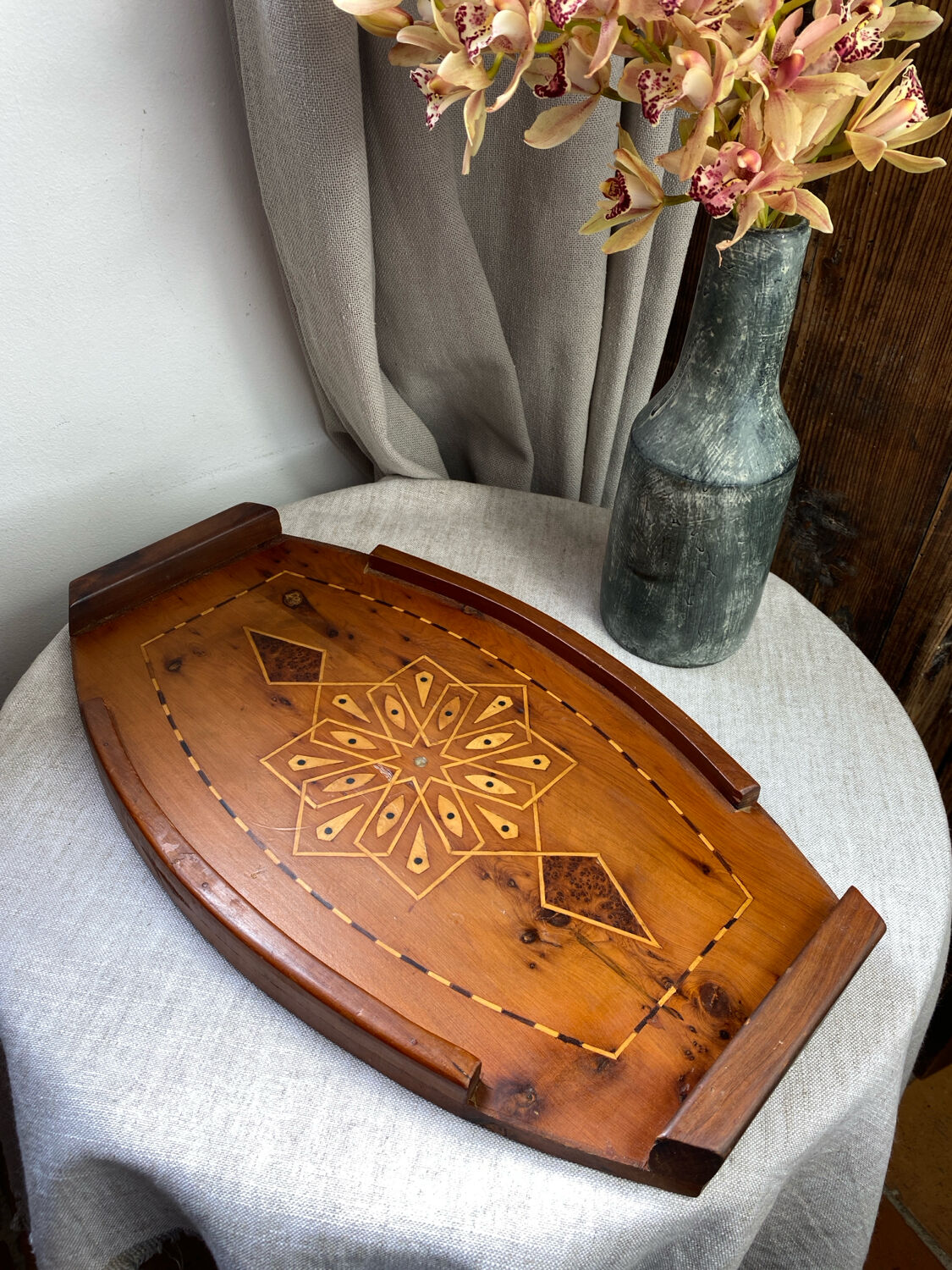 Wooden tray, inlaid decoration with marquetry and mother-of-pearl.