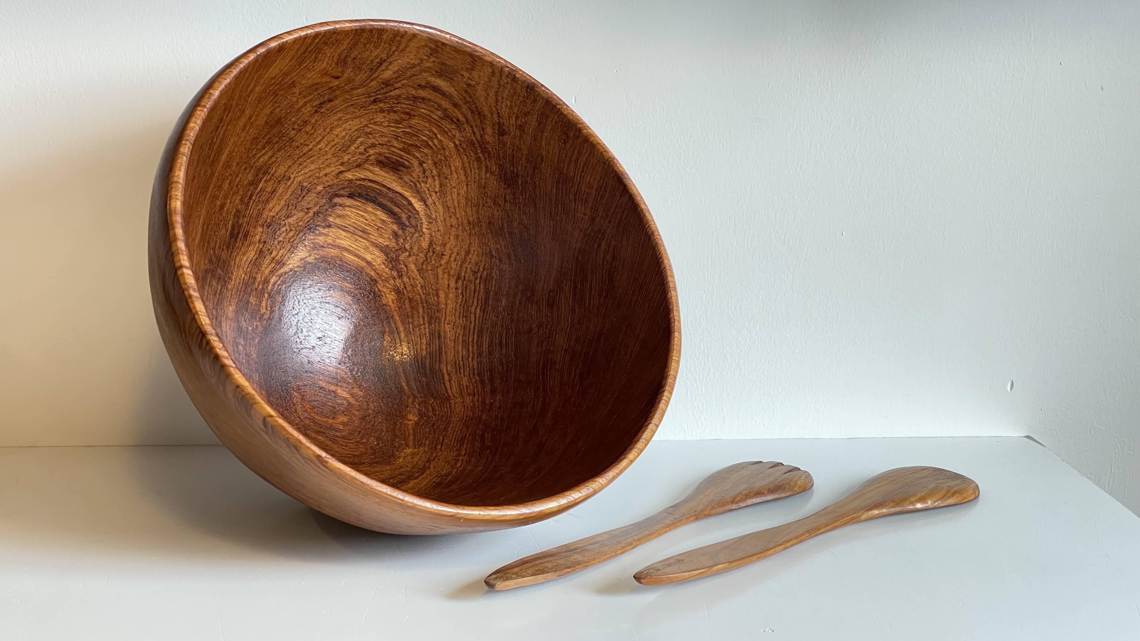 Scandinavian salad bowl in solid teak and cutlery