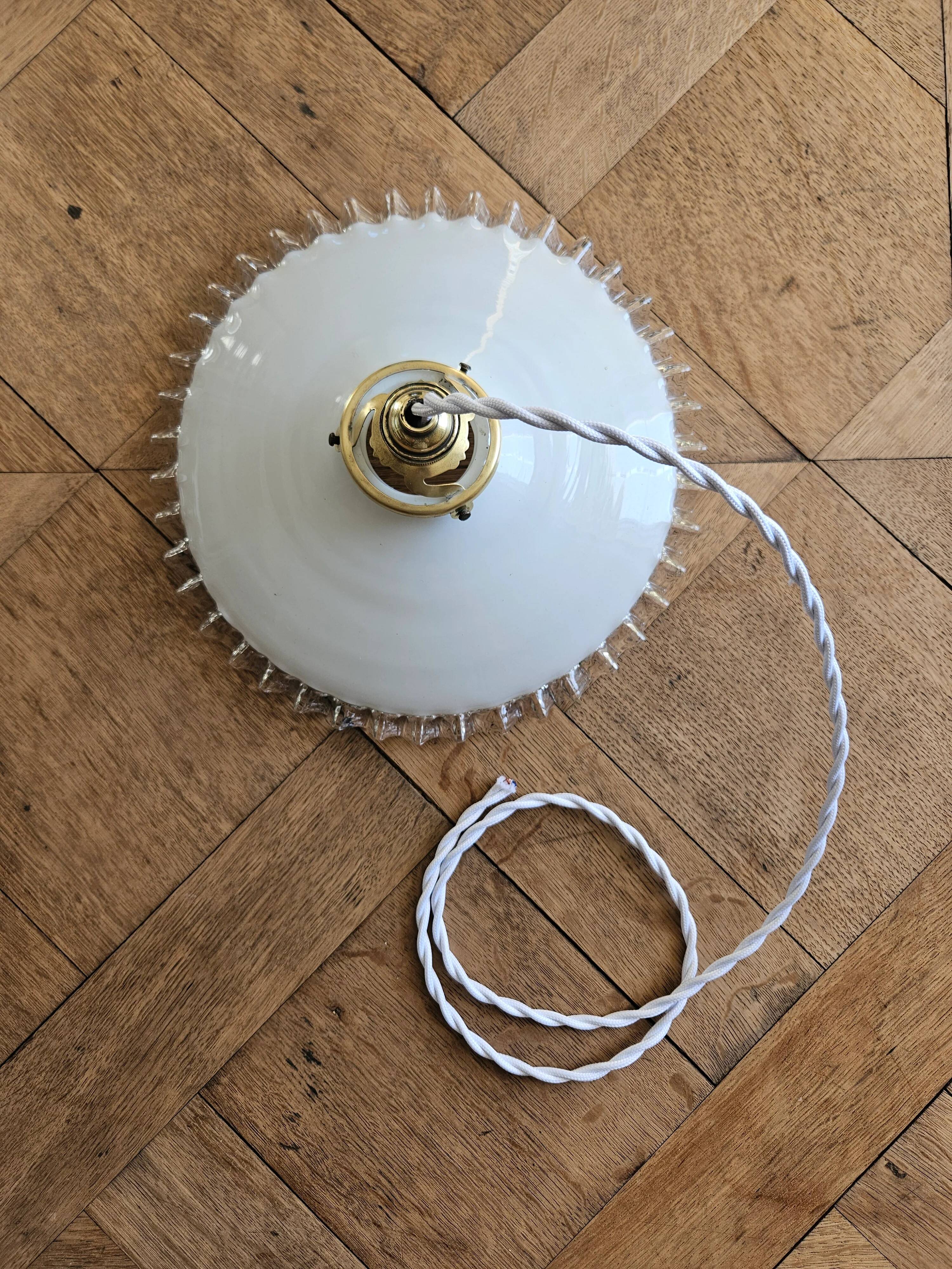 Vintage suspension in lace opaline.