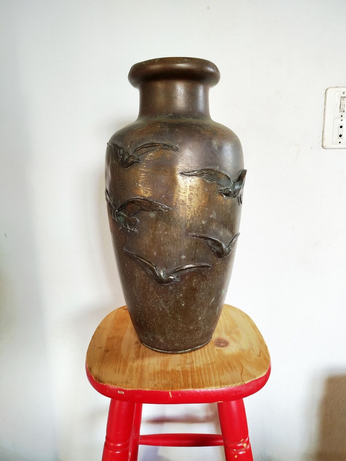 Large Art Deco vase in patinated brass, relief decoration of birds – year