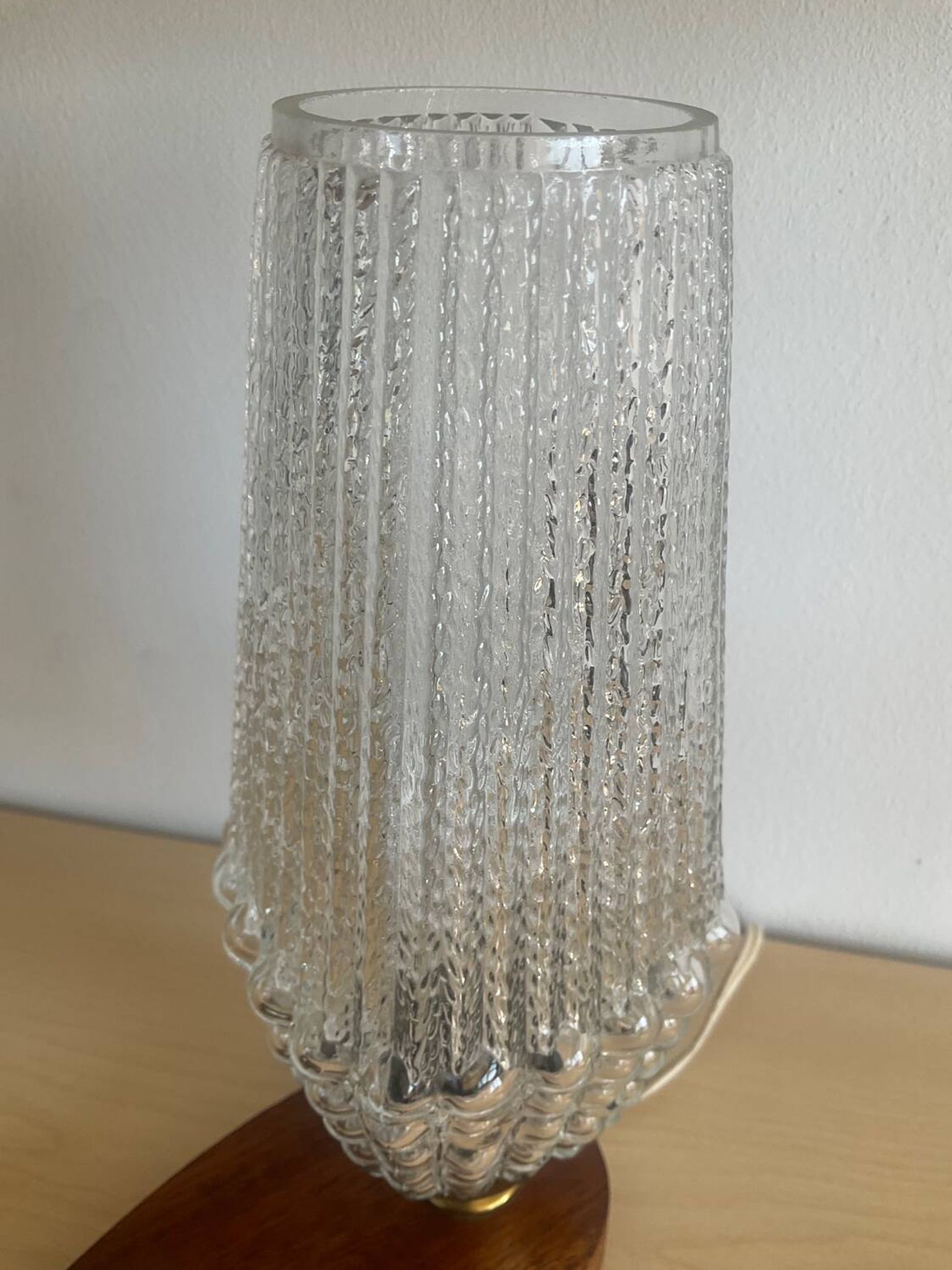 Lampe vintage en teck et verre années 50