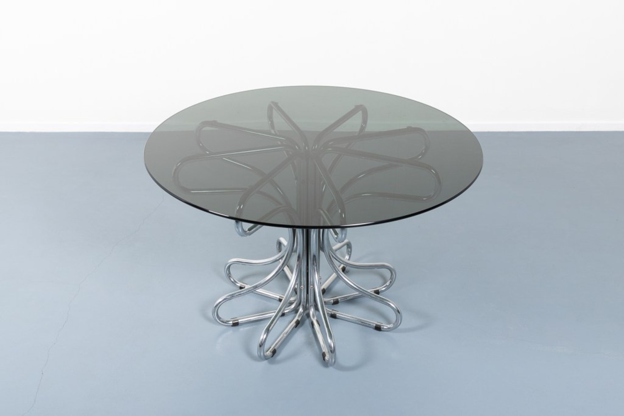 Sculptural Italian design table from the 1970s