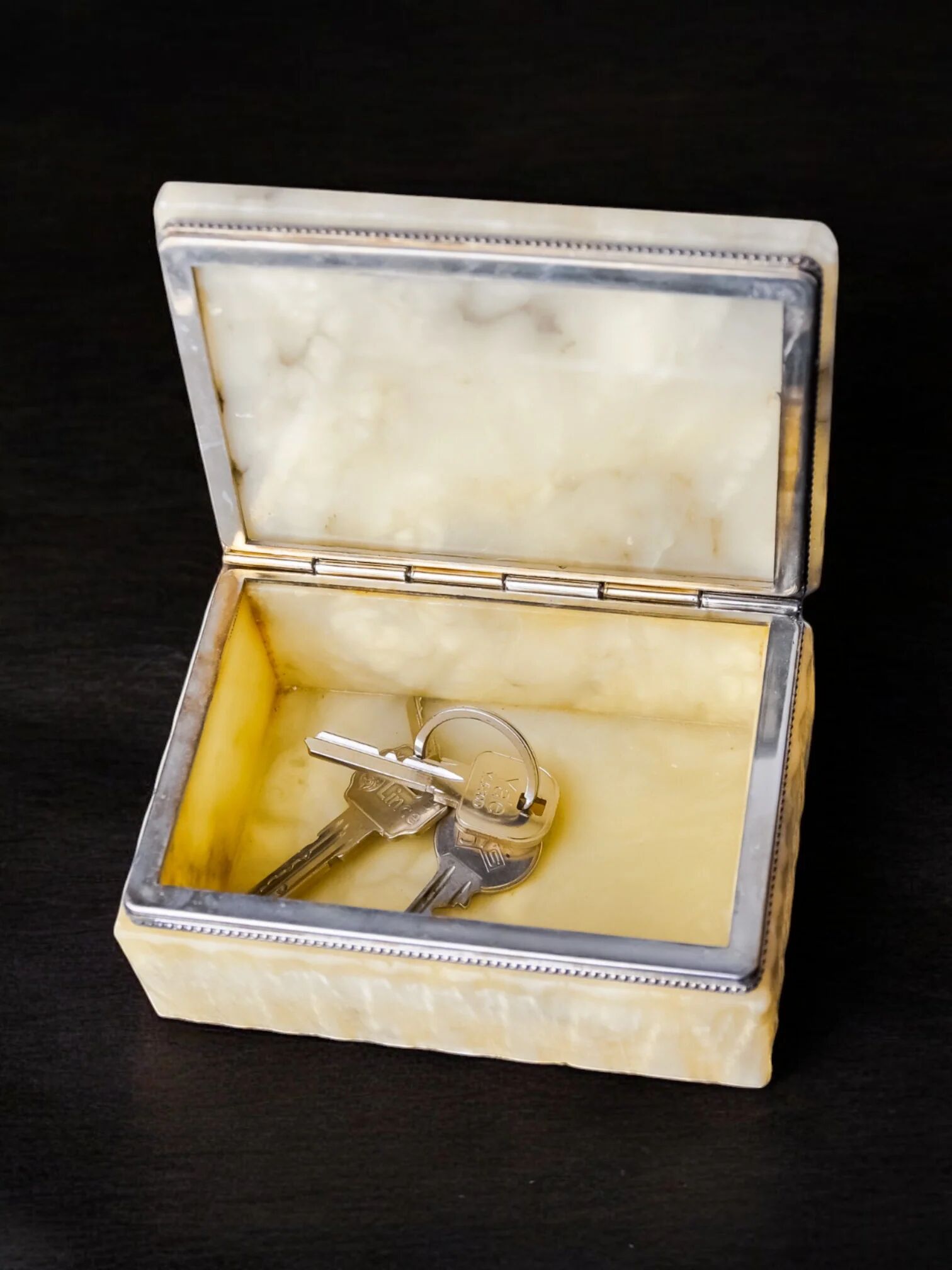 Cream alabaster vanity box by Romano Bianchi, Italy, circa 1970s