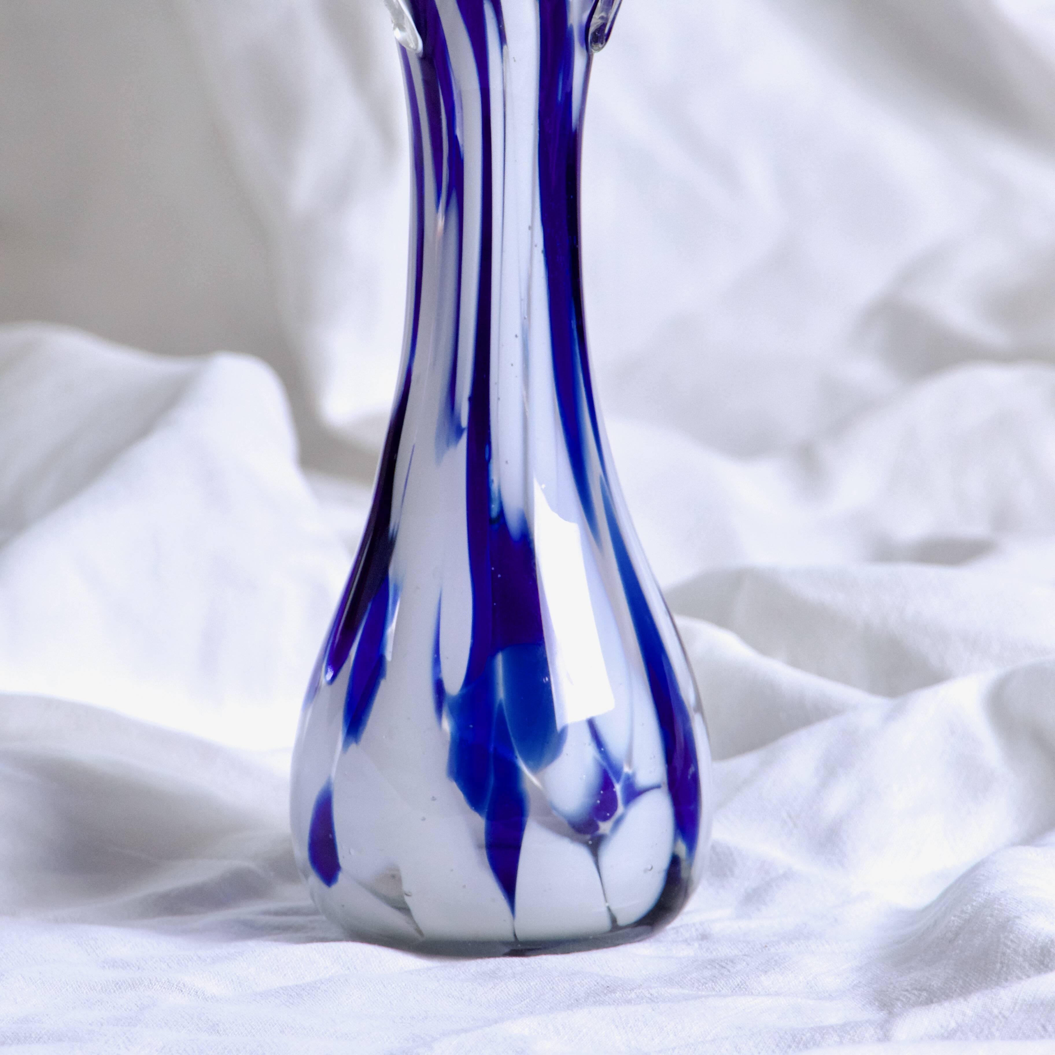 Vase en verre de Murano bleu et blanc