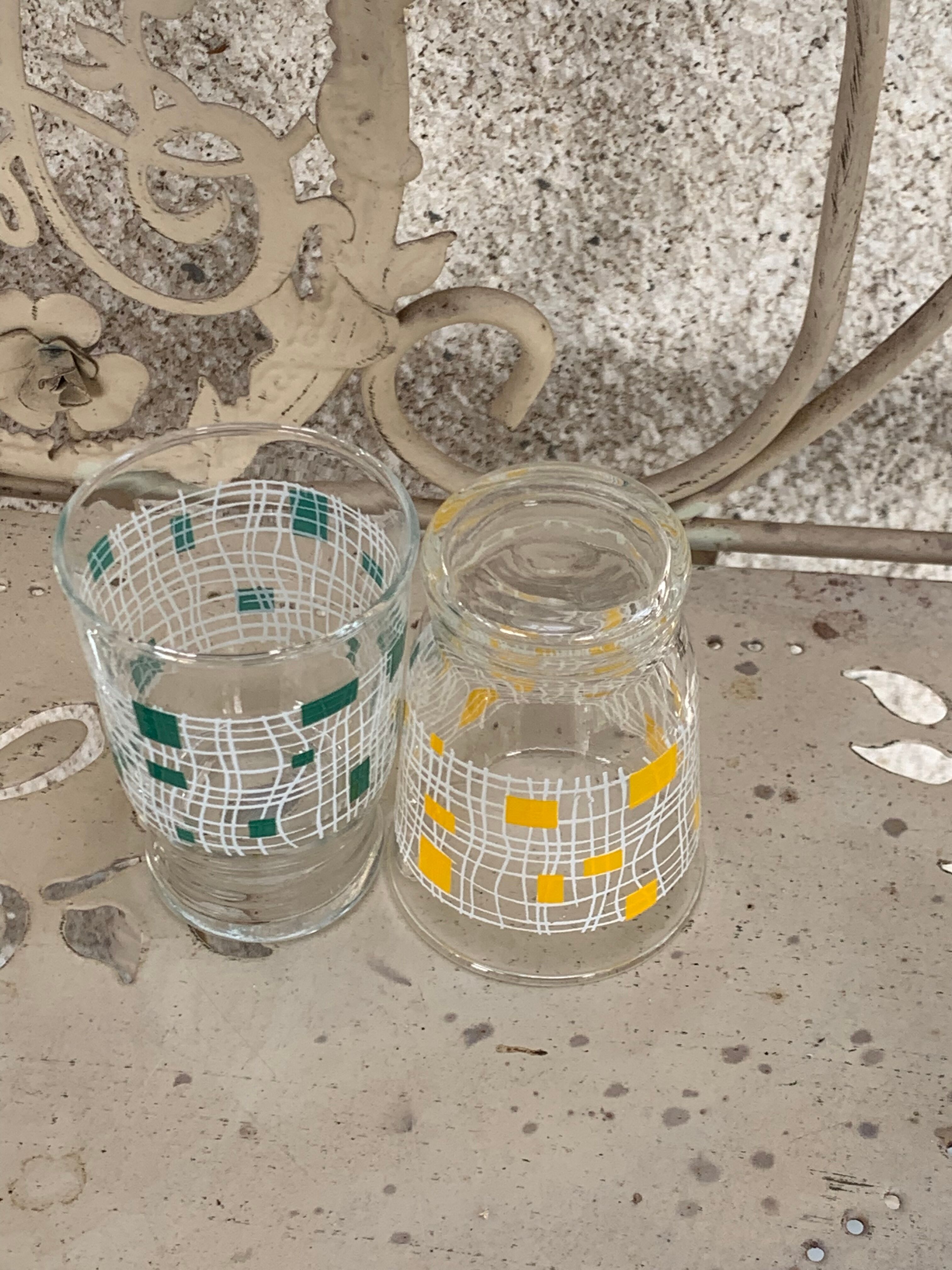 Carafe and 4 glasses with design and vintage patterns 1950/60