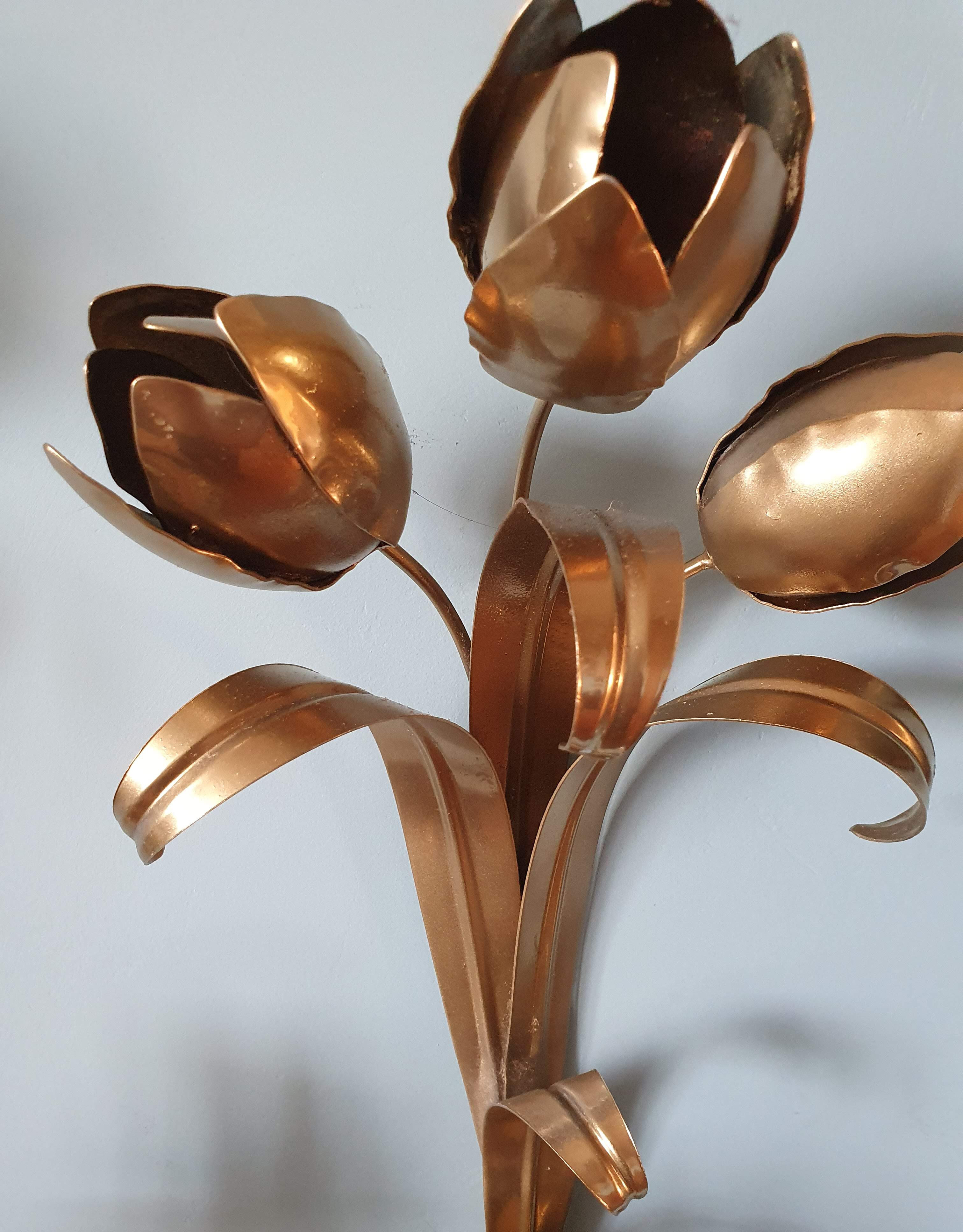 Gold sconces with floral decoration