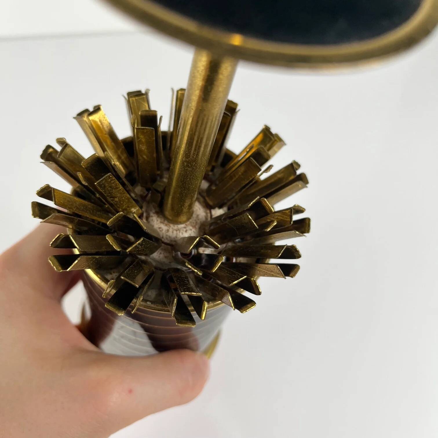 Distributeur, porte-cigarettes en métal noir et doré, 1960-70