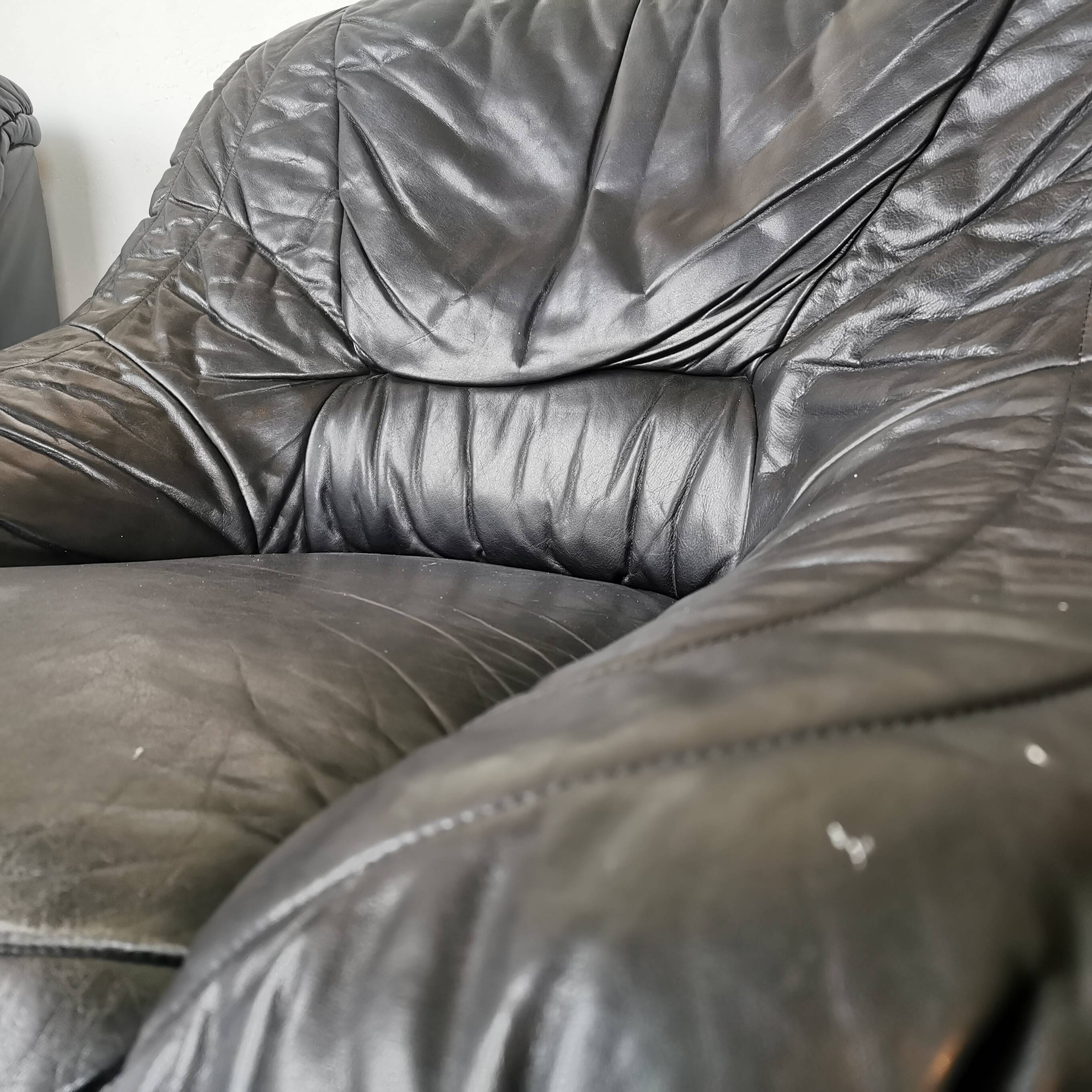 Pair of black leather armchairs from the 80s