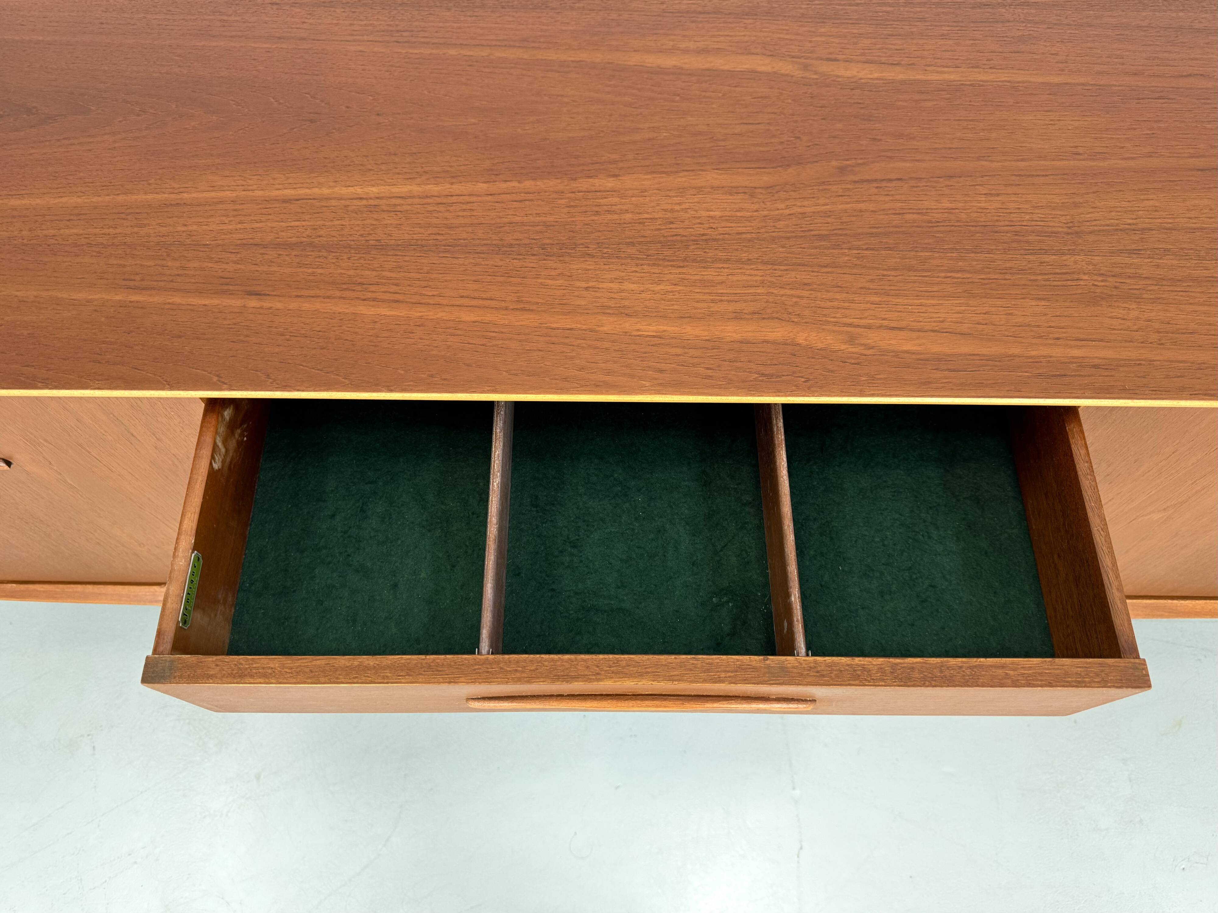 Buffet vintage par Jentique des années 1960.