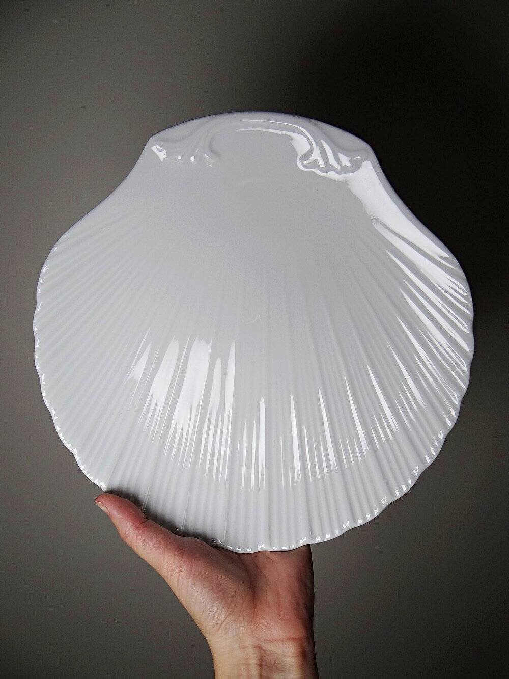 3 vintage flat plates with scallop shells, fine porcelain from Limoges.