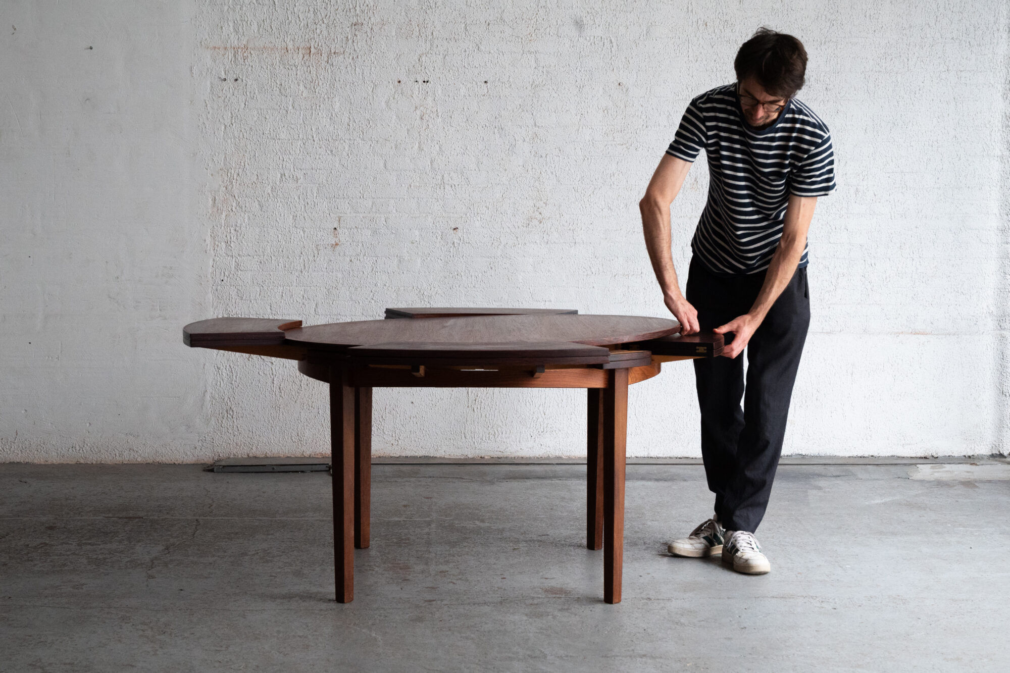 Dining table 'Lotus' by Dyrlund