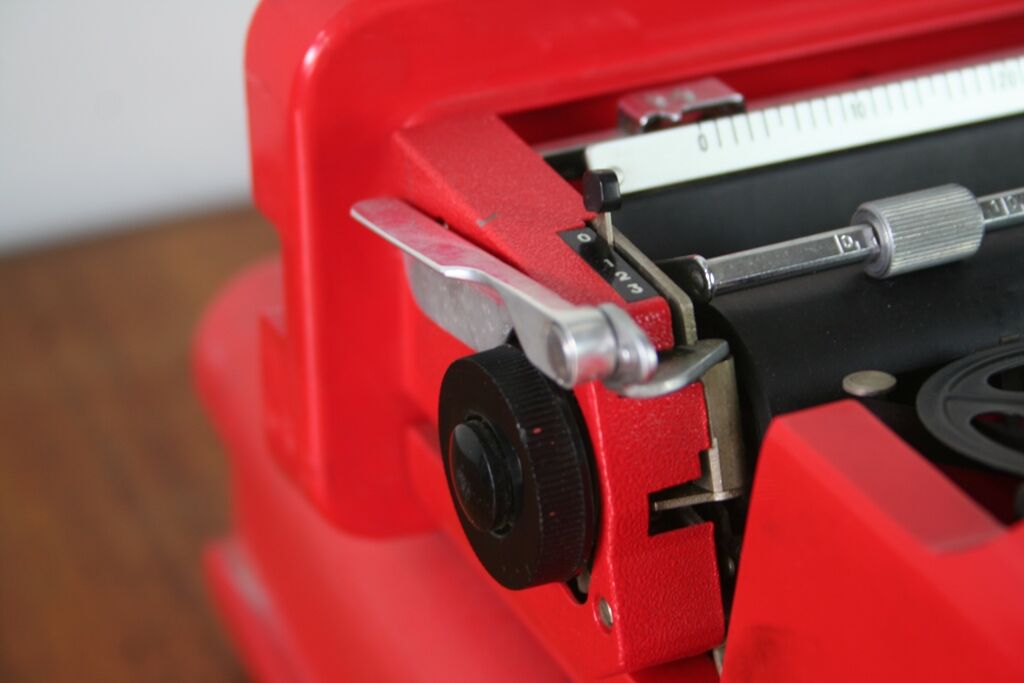 Writing portable Olivetti Valentine Ettore Sottsass 1969 vintage machine