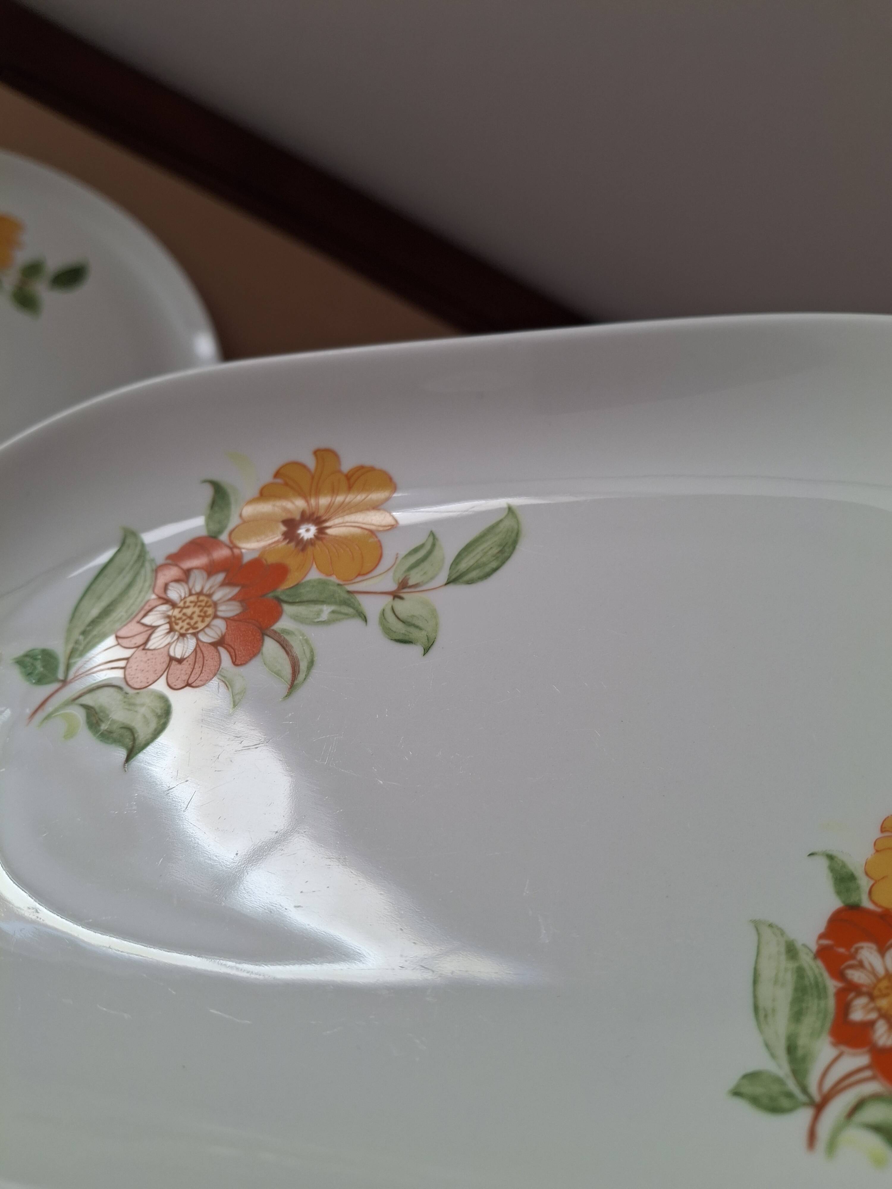 Vintage table service in Italian porcelain "Royal" with floral decoration.